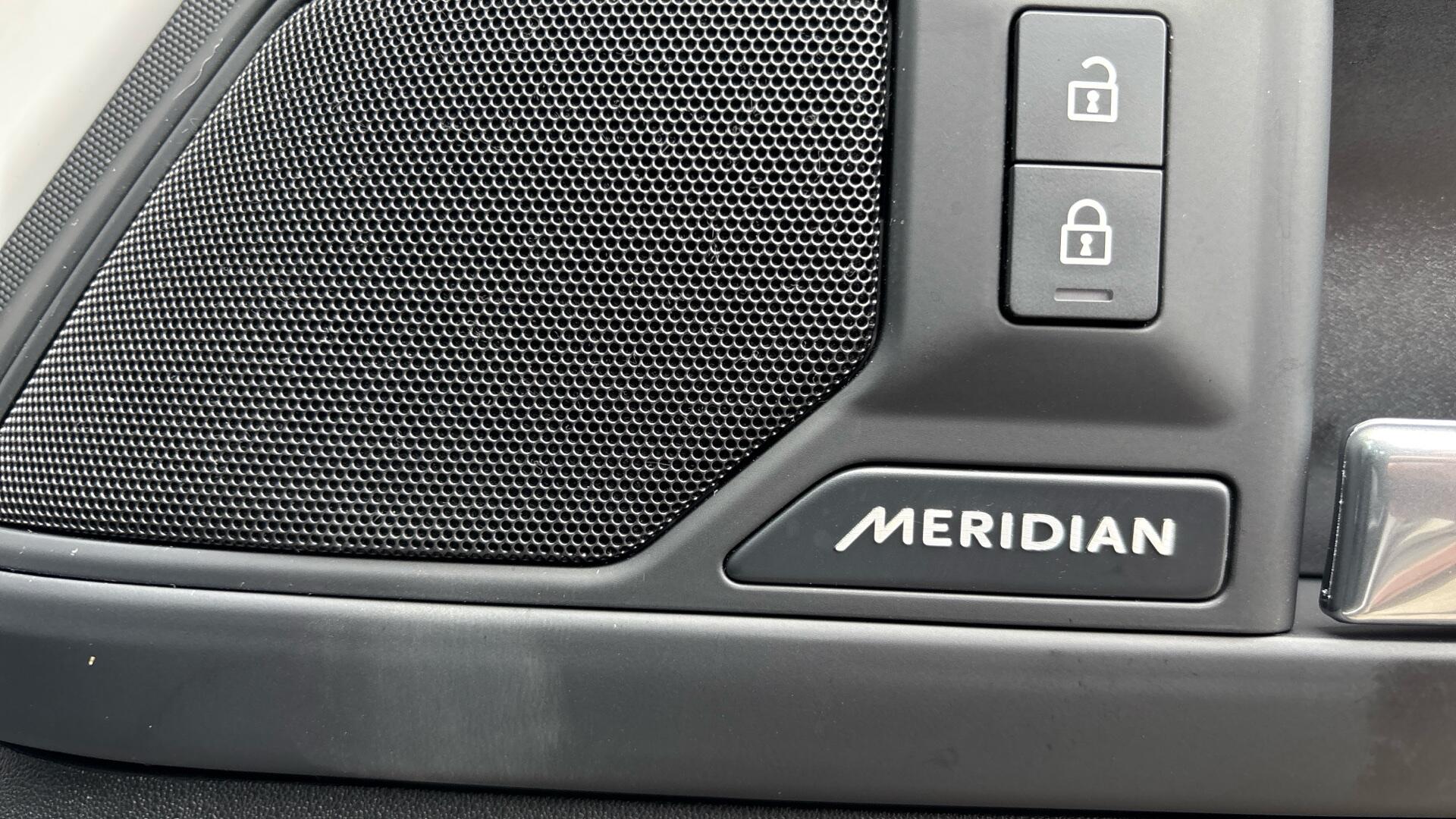 Land Rover Defender view 33