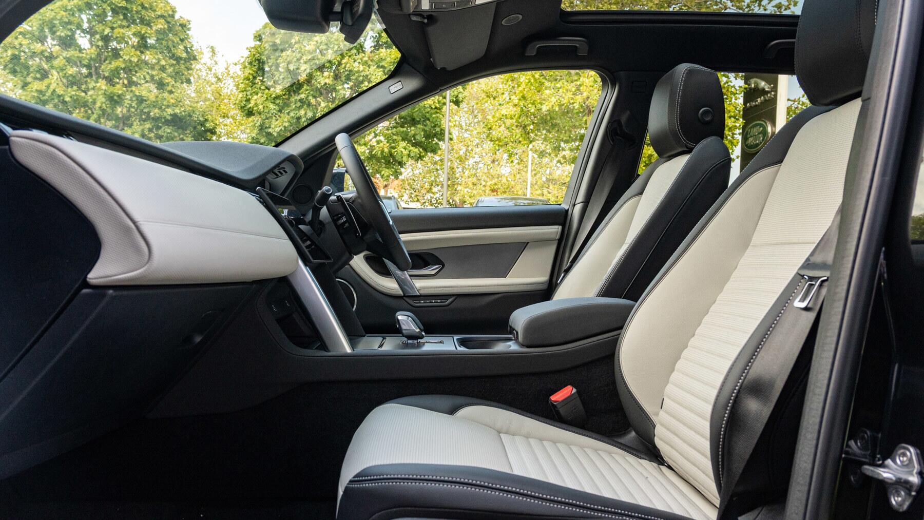 Land Rover Discovery Sport view 3