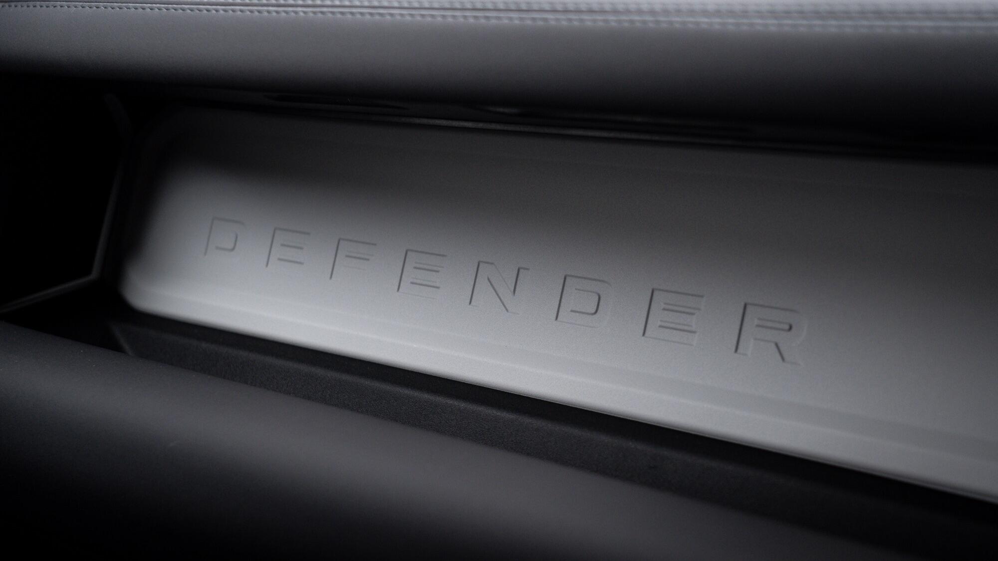 Land Rover Defender 110 view 41