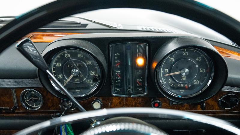 Mercedes-Benz 600 view 32