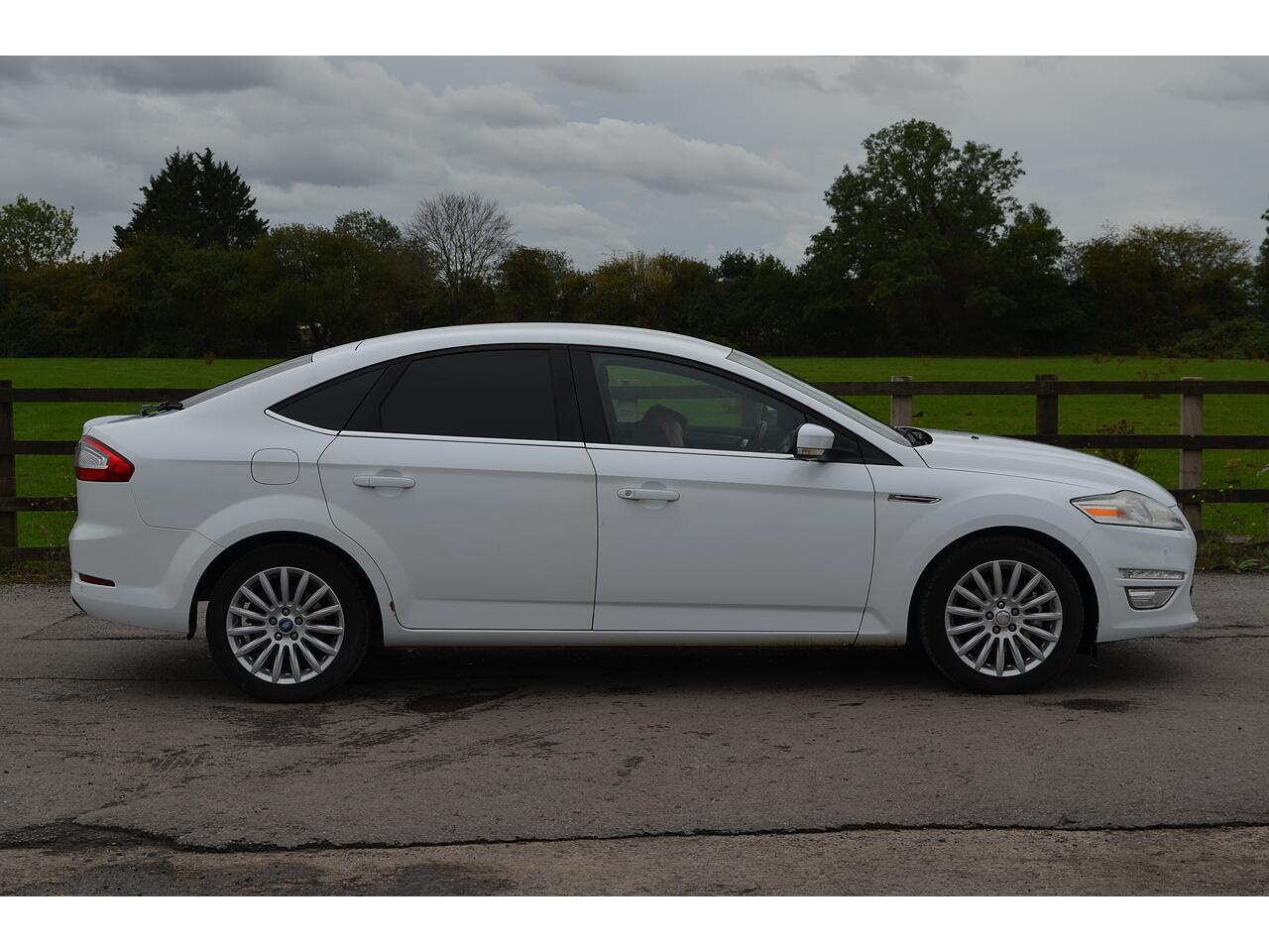 Ford Mondeo view 9