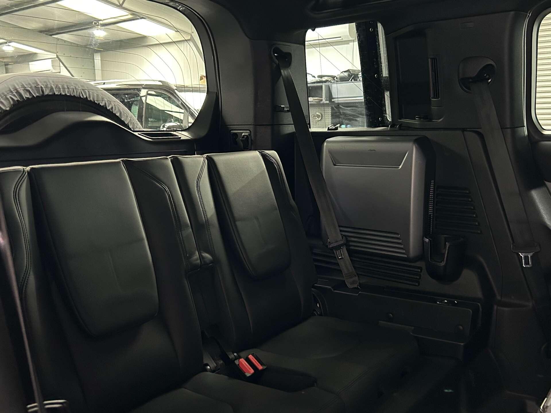 Land Rover Defender 110 view 23