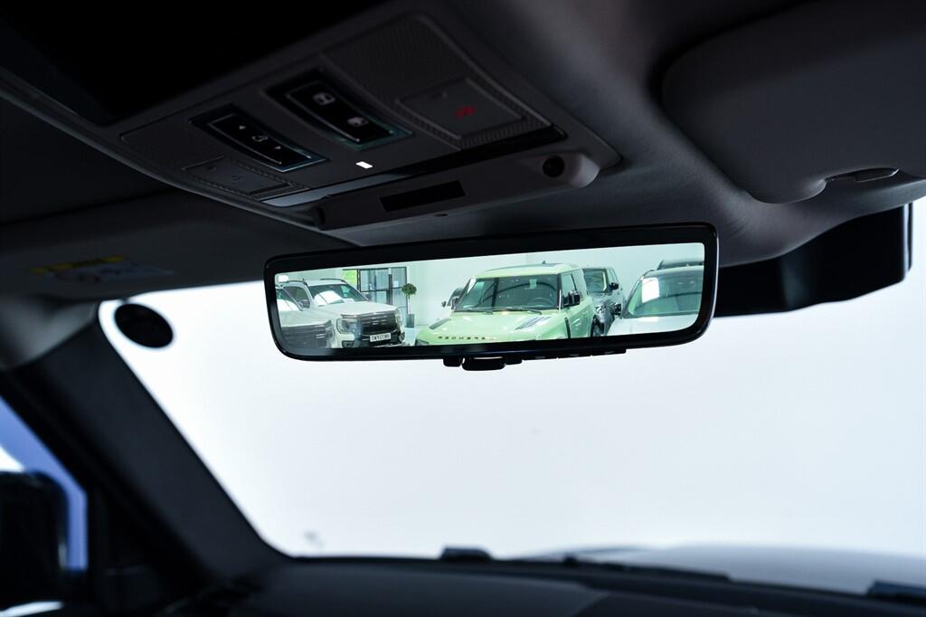 Land Rover Defender view 29