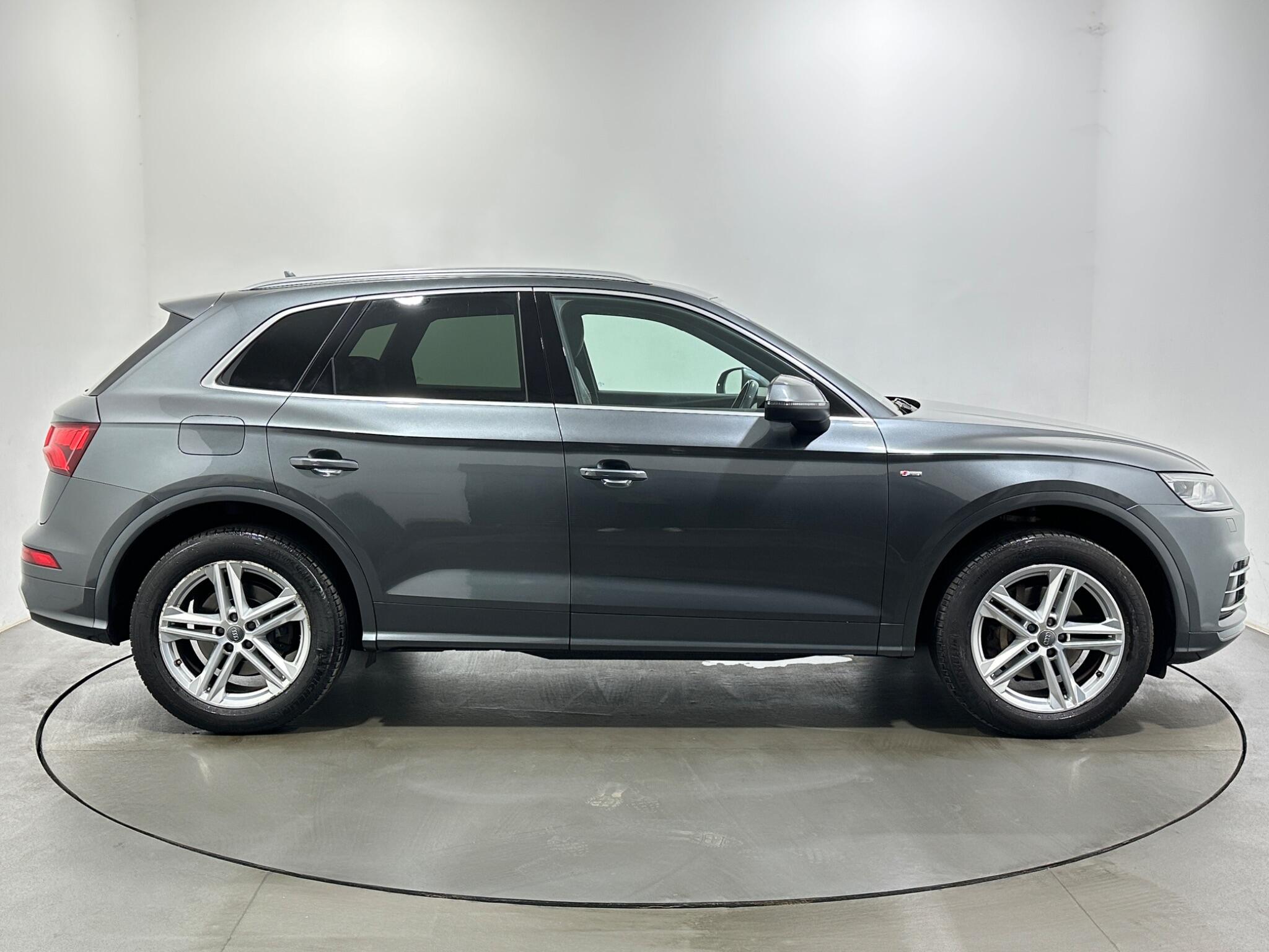 Audi Q5 view 9