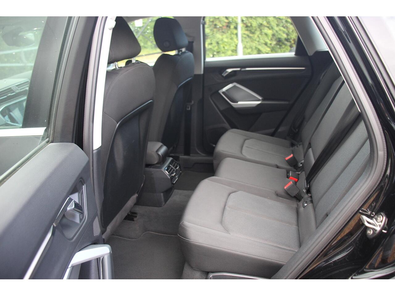 Audi Q3 view 17