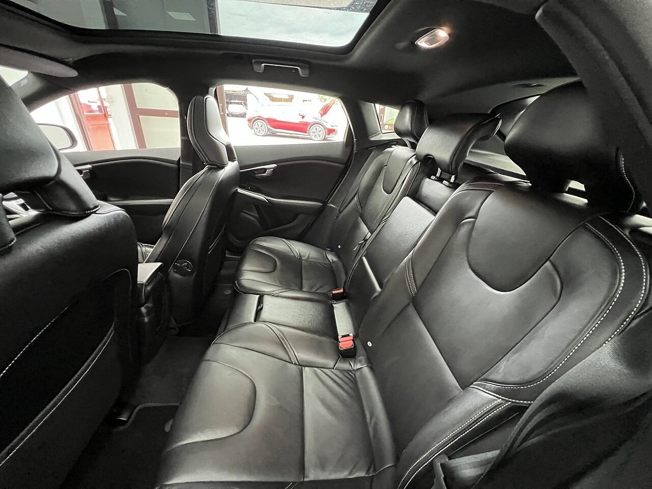 Volvo V40 view 17