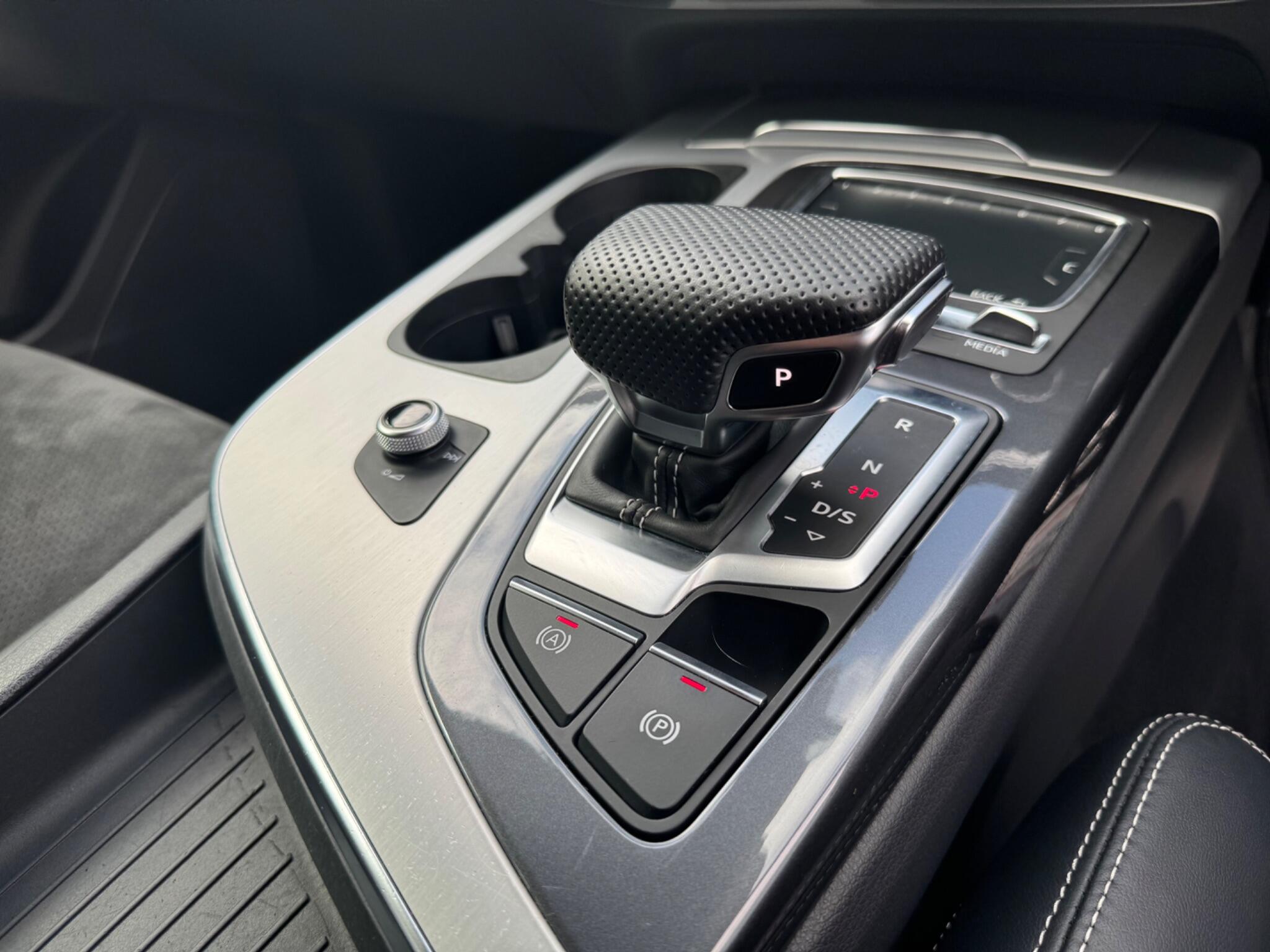 Audi Q7 view 9