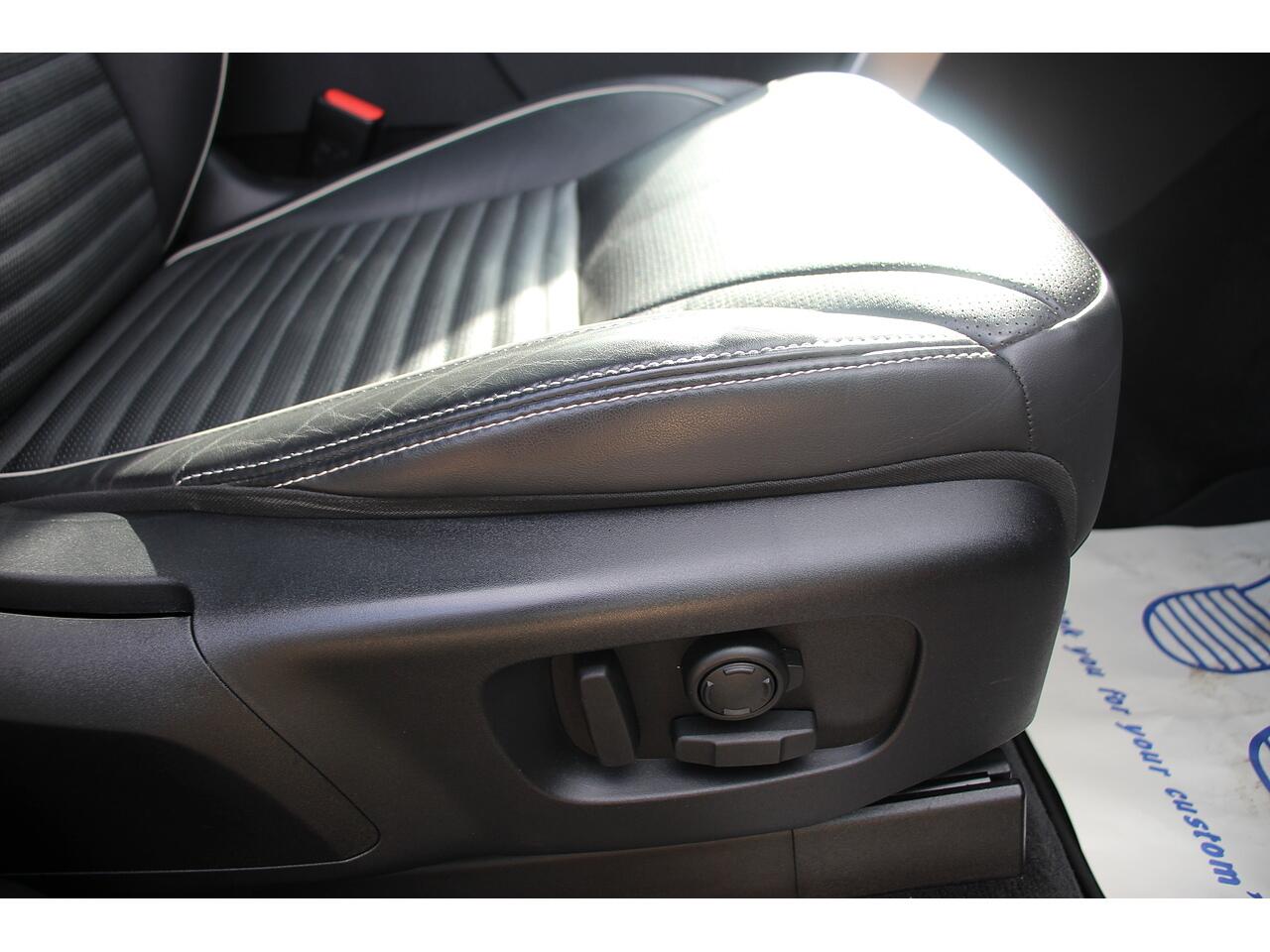 Land Rover Discovery view 16