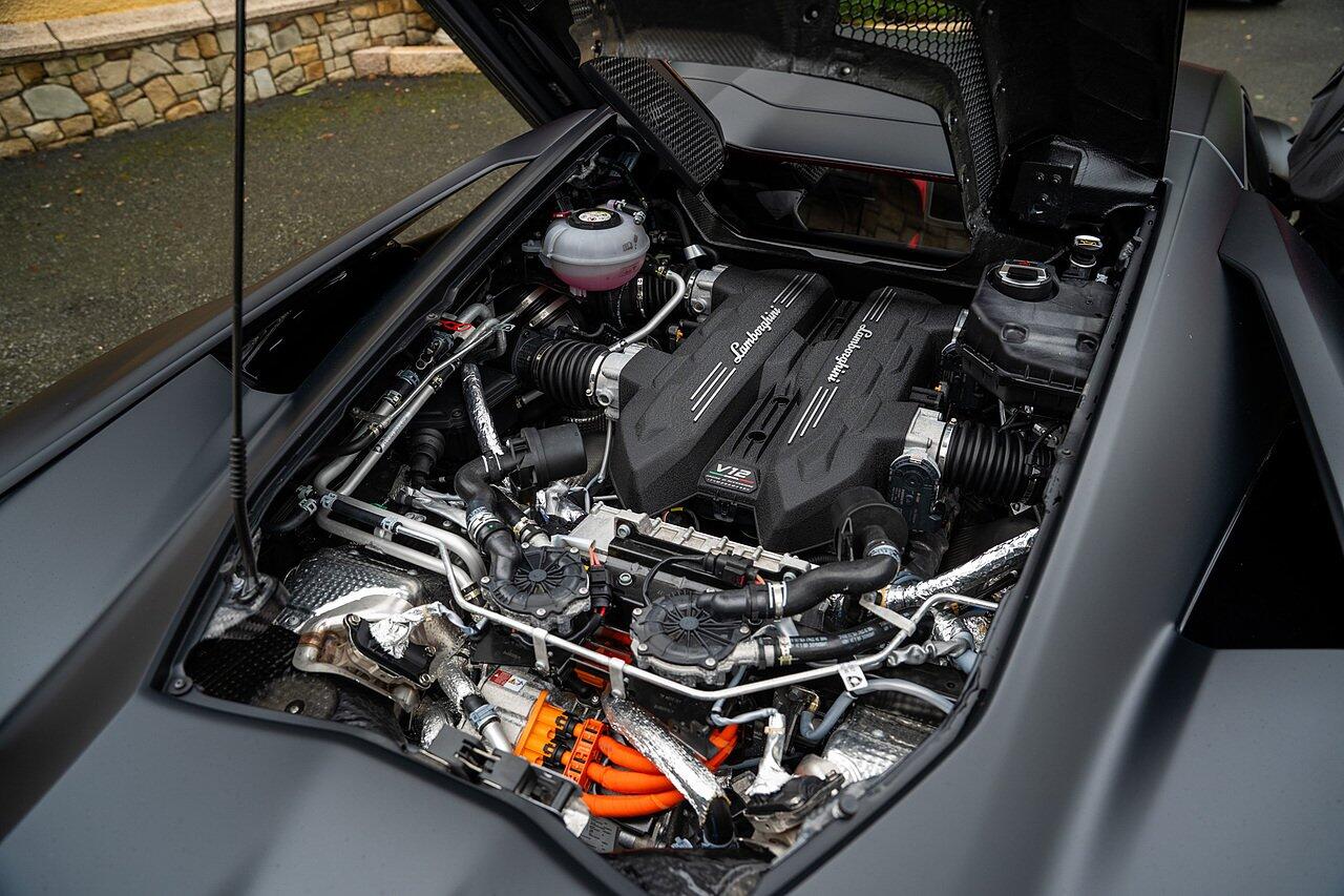 Lamborghini Revuelto view 97