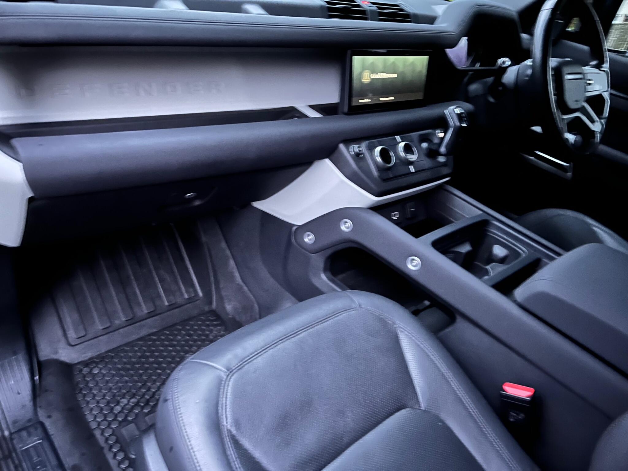 Land Rover Defender view 31
