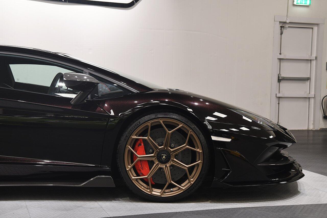 Lamborghini Aventador view 31