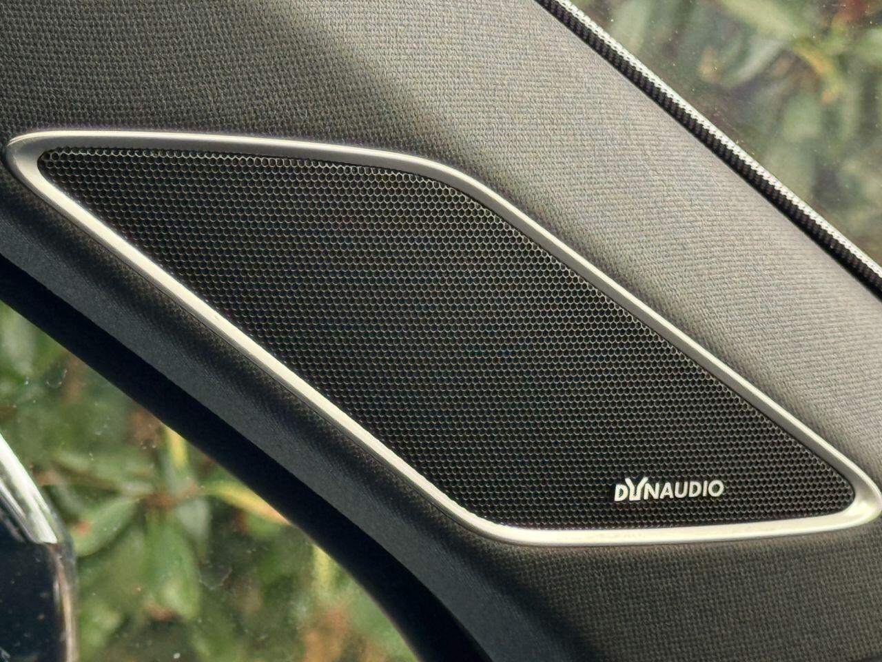Volkswagen Touareg view 10