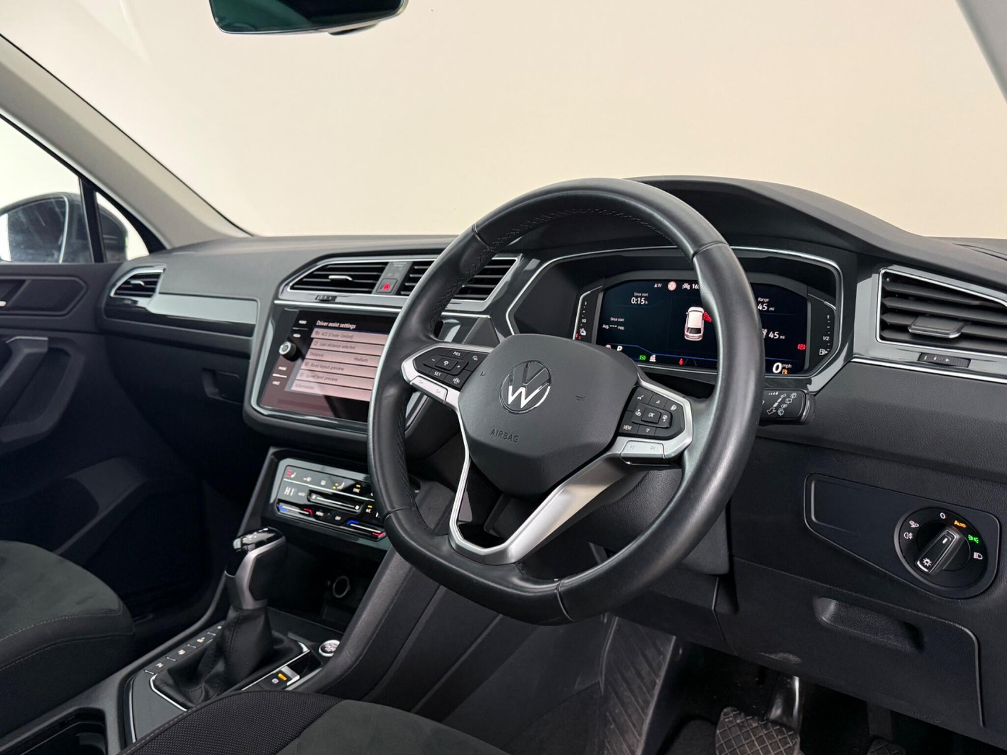 Volkswagen Tiguan view 3