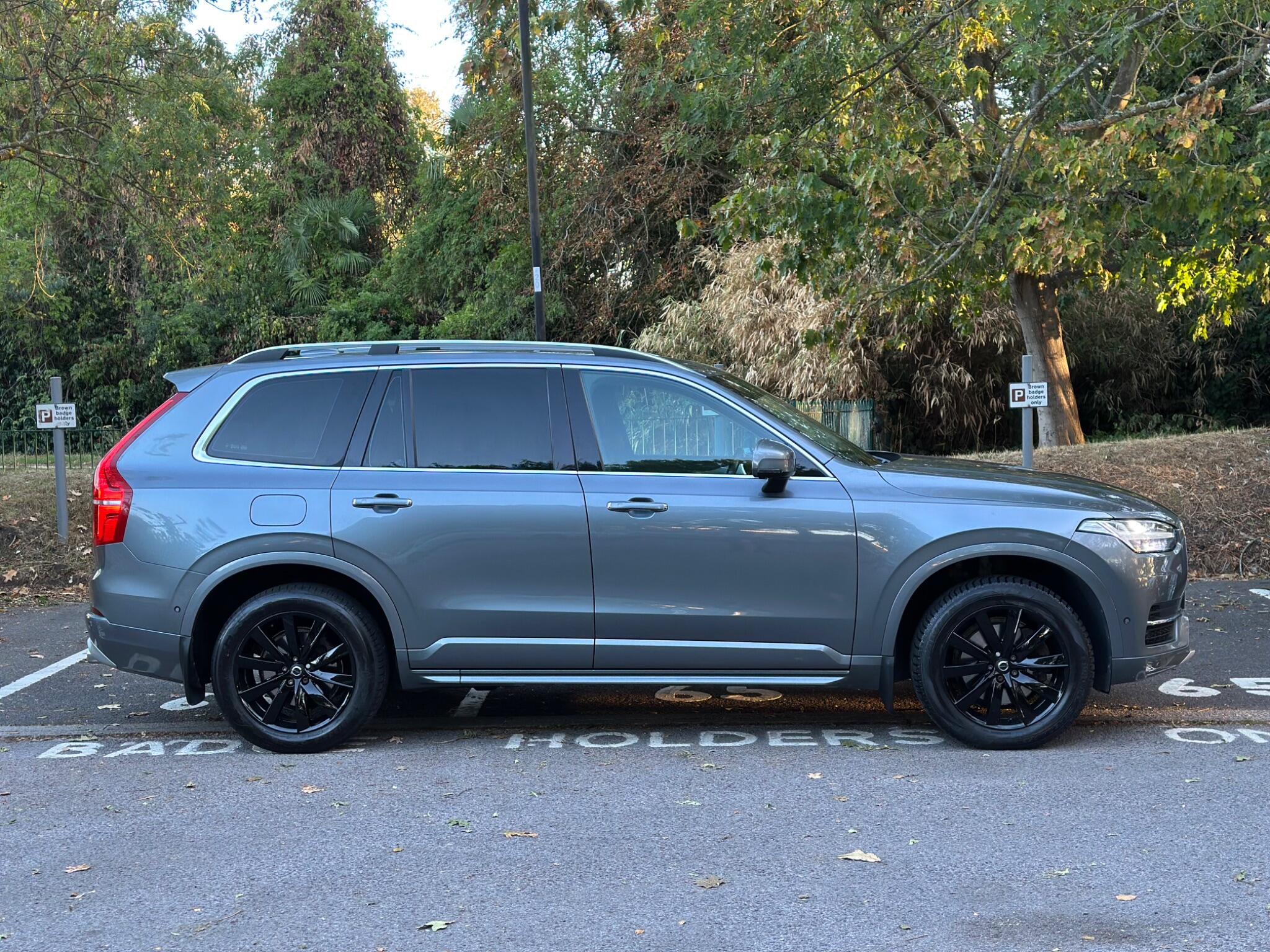 Volvo XC90 view 3
