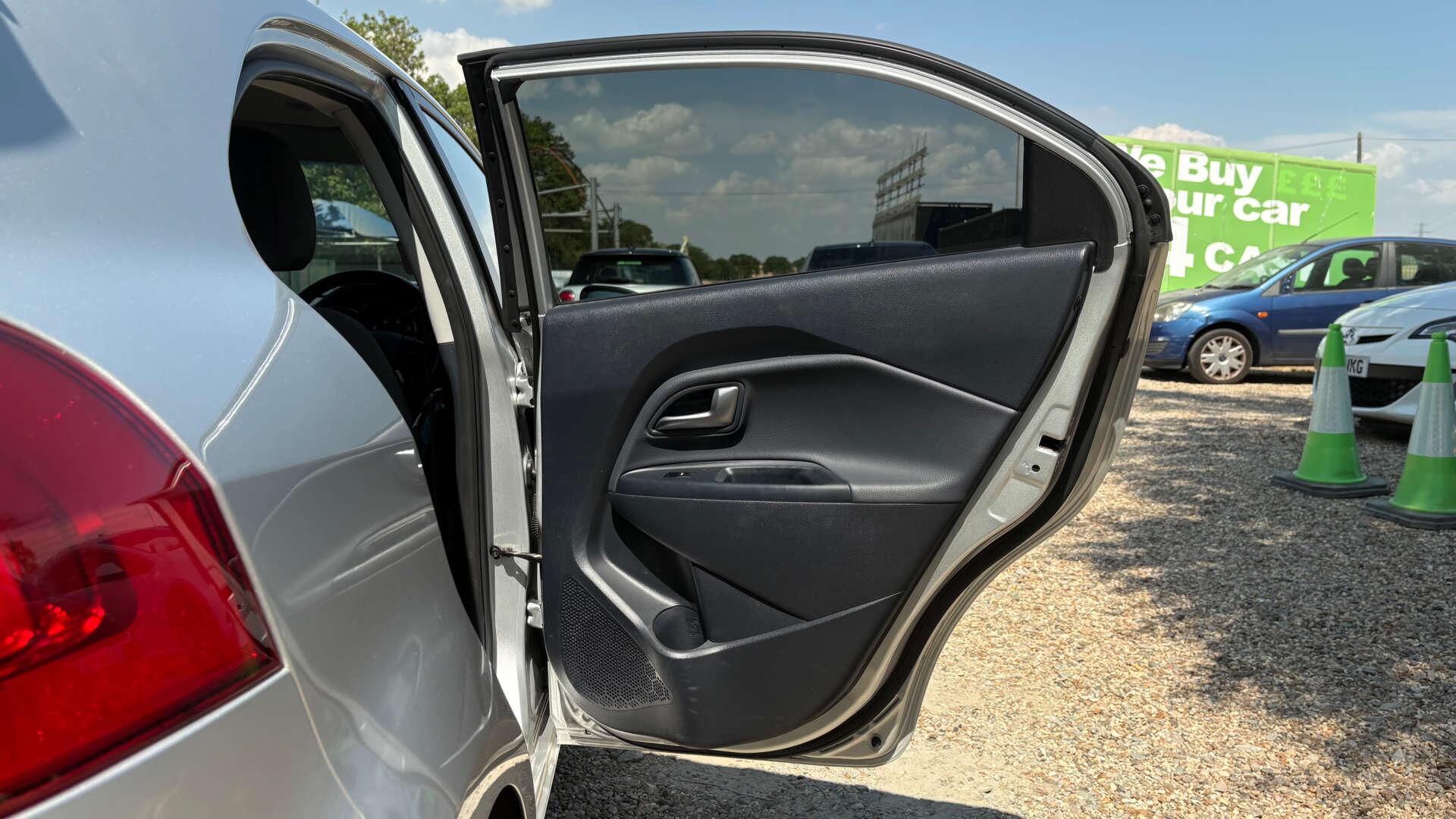 Kia Rio view 34