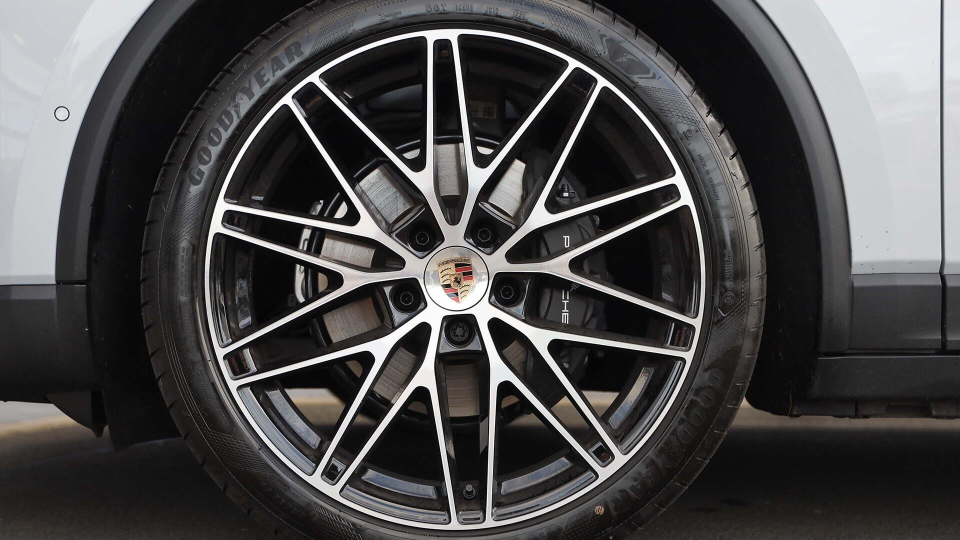 Porsche Macan view 4