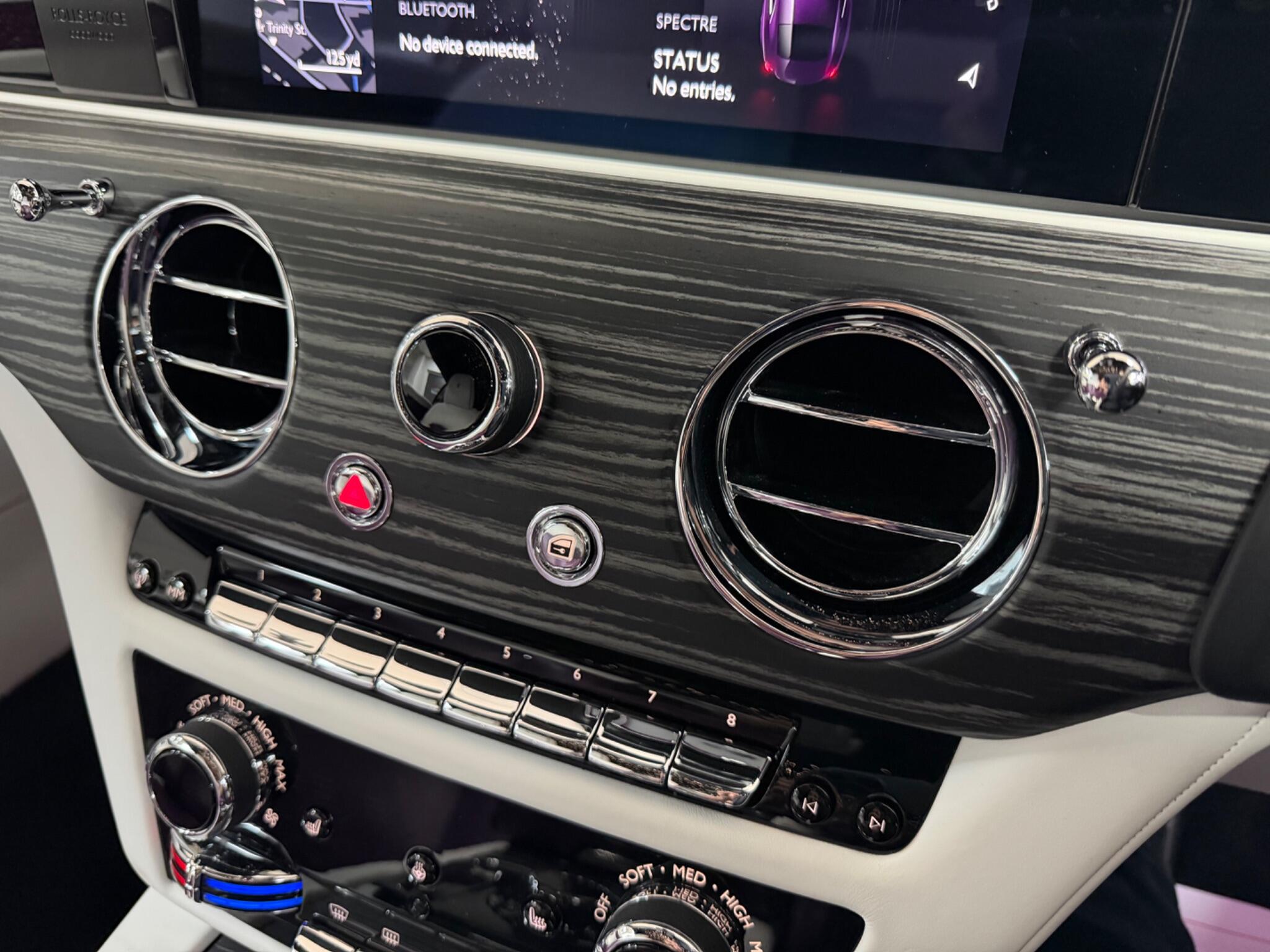 Rolls-Royce Spectre view 70