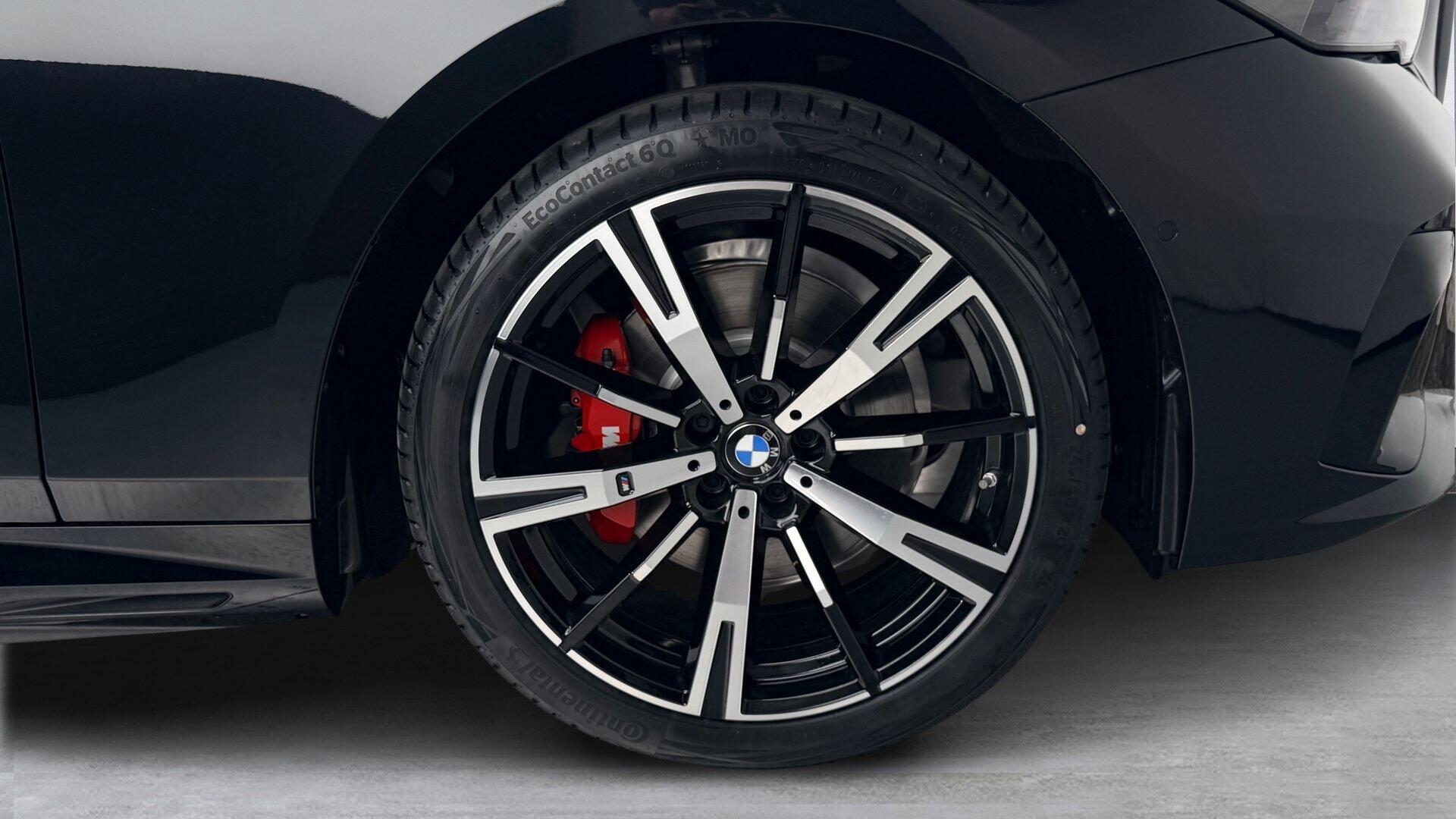 BMW 5 Series view 14