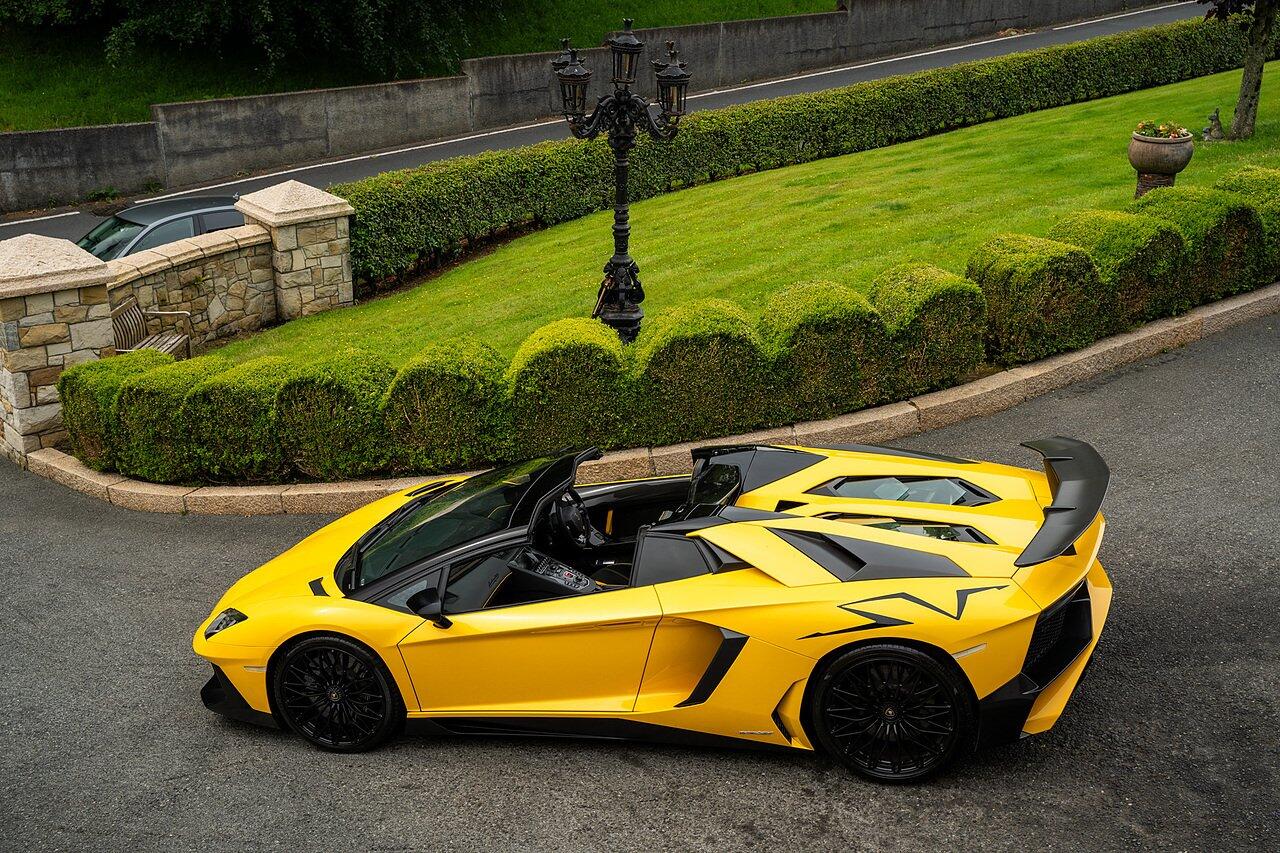 Lamborghini Aventador view 95