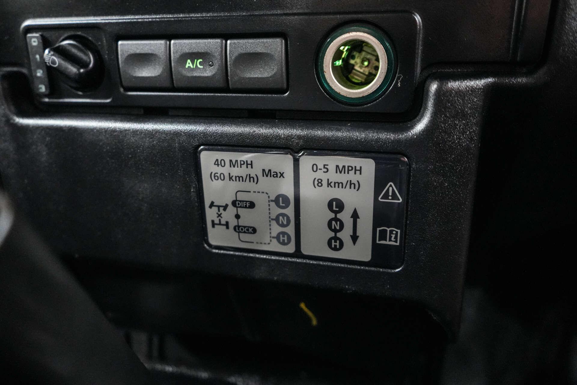 Land Rover Defender 90 view 24