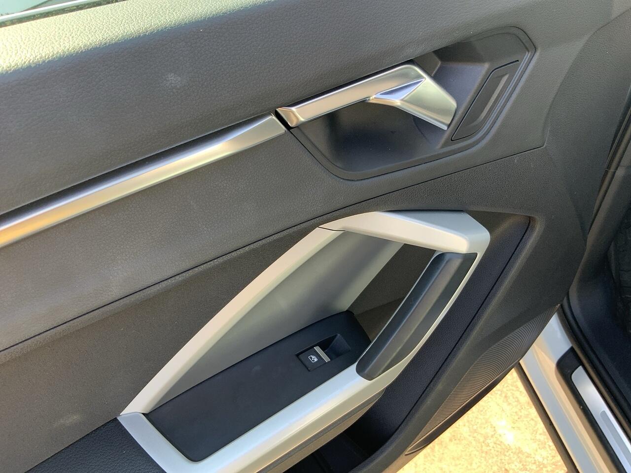 Audi Q3 view 13