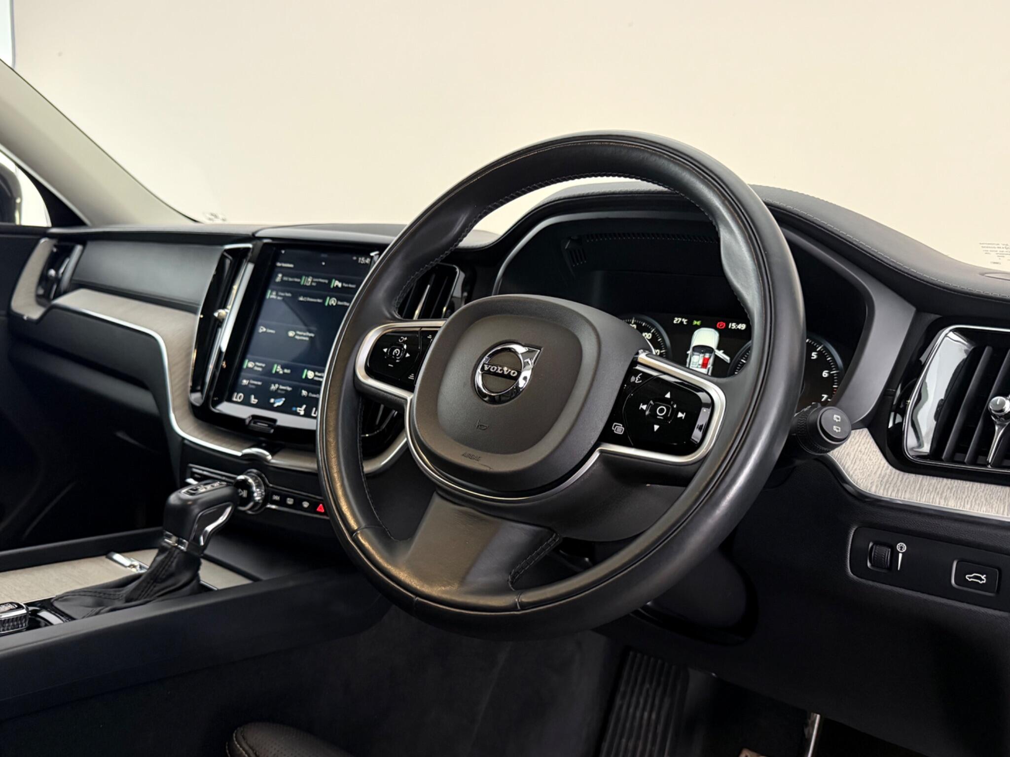 Volvo XC60 view 3
