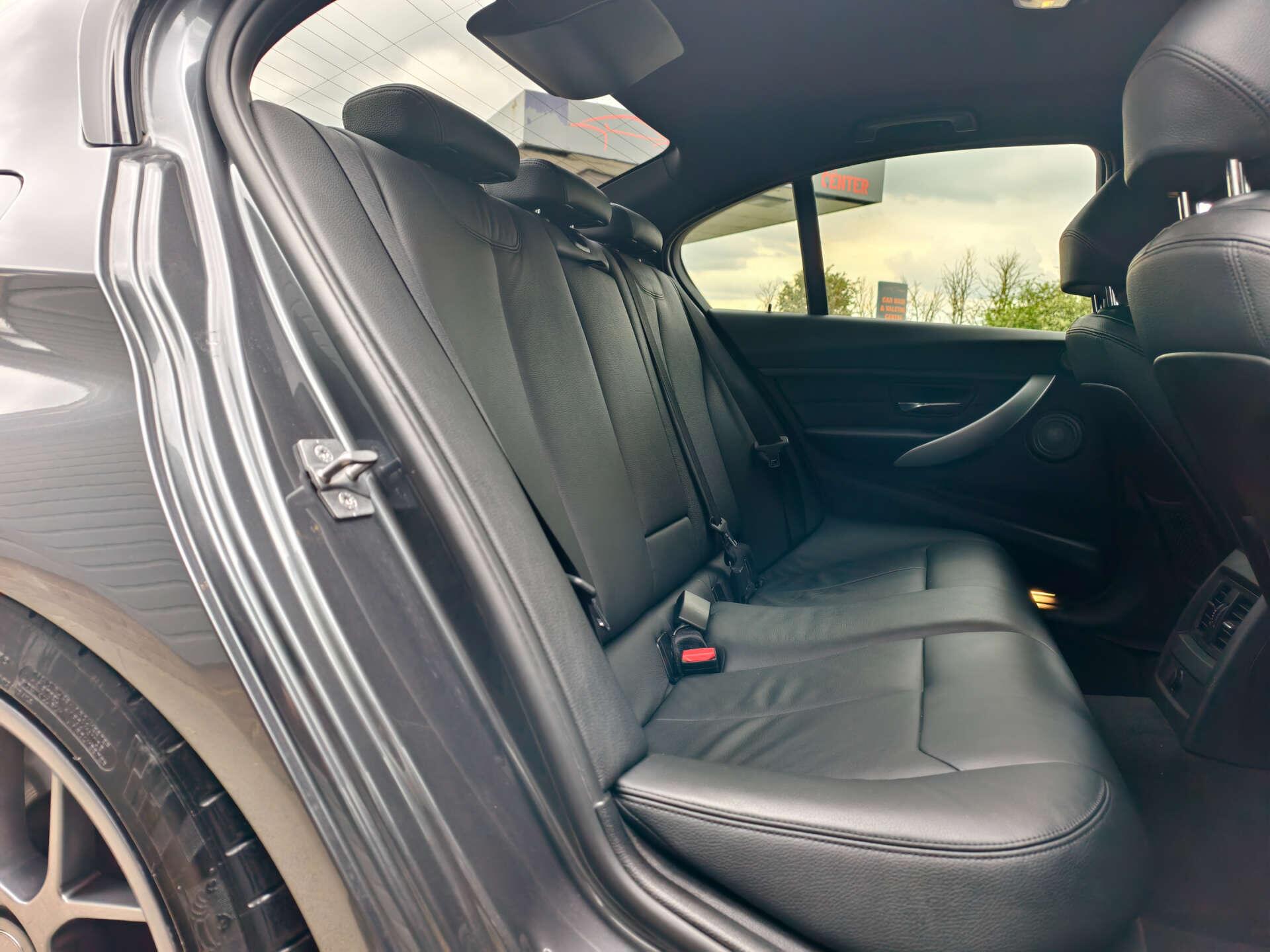 BMW 3 Series view 26
