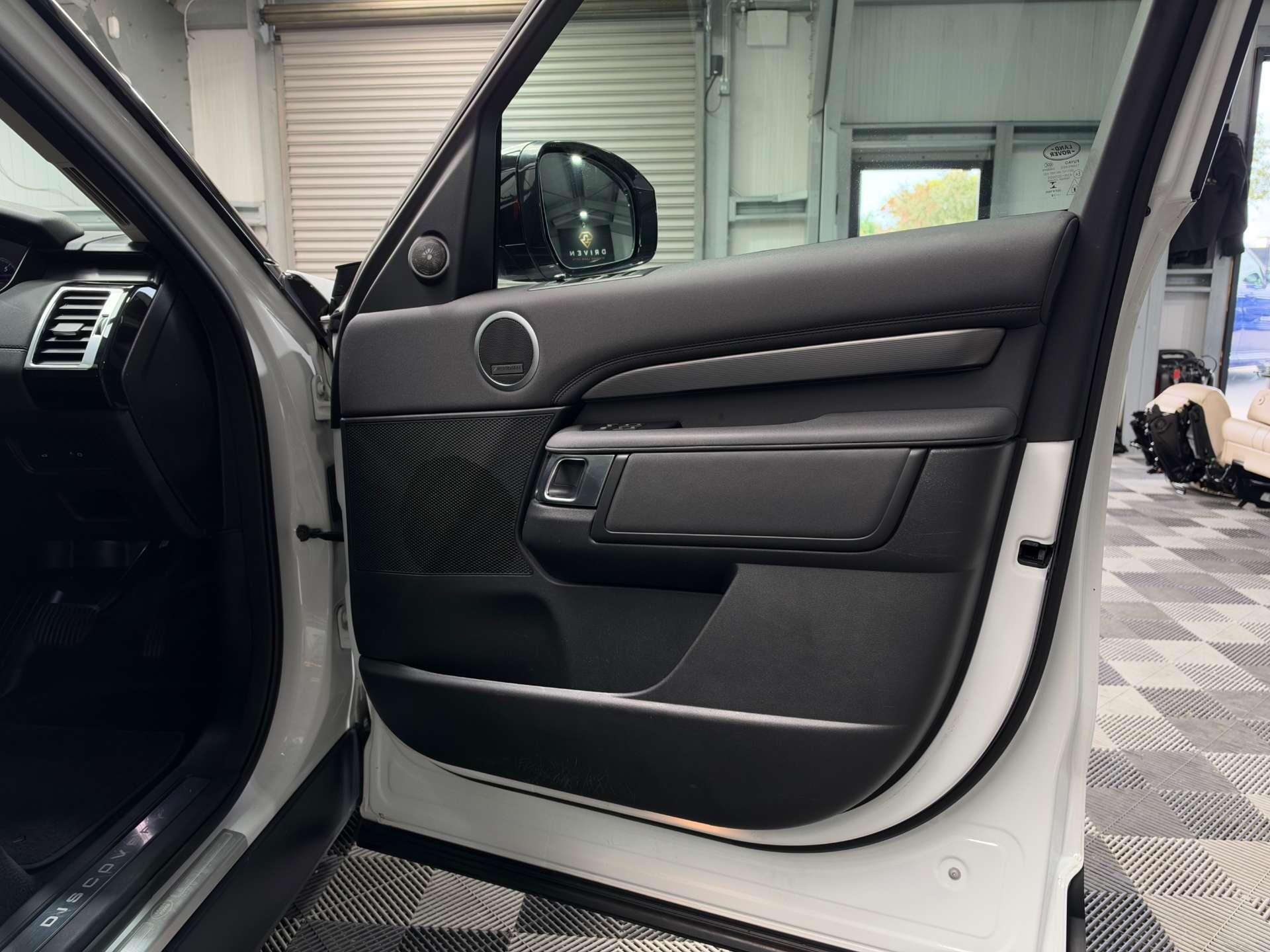 Land Rover Discovery view 45