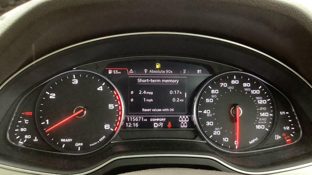 Audi Q7 view 12