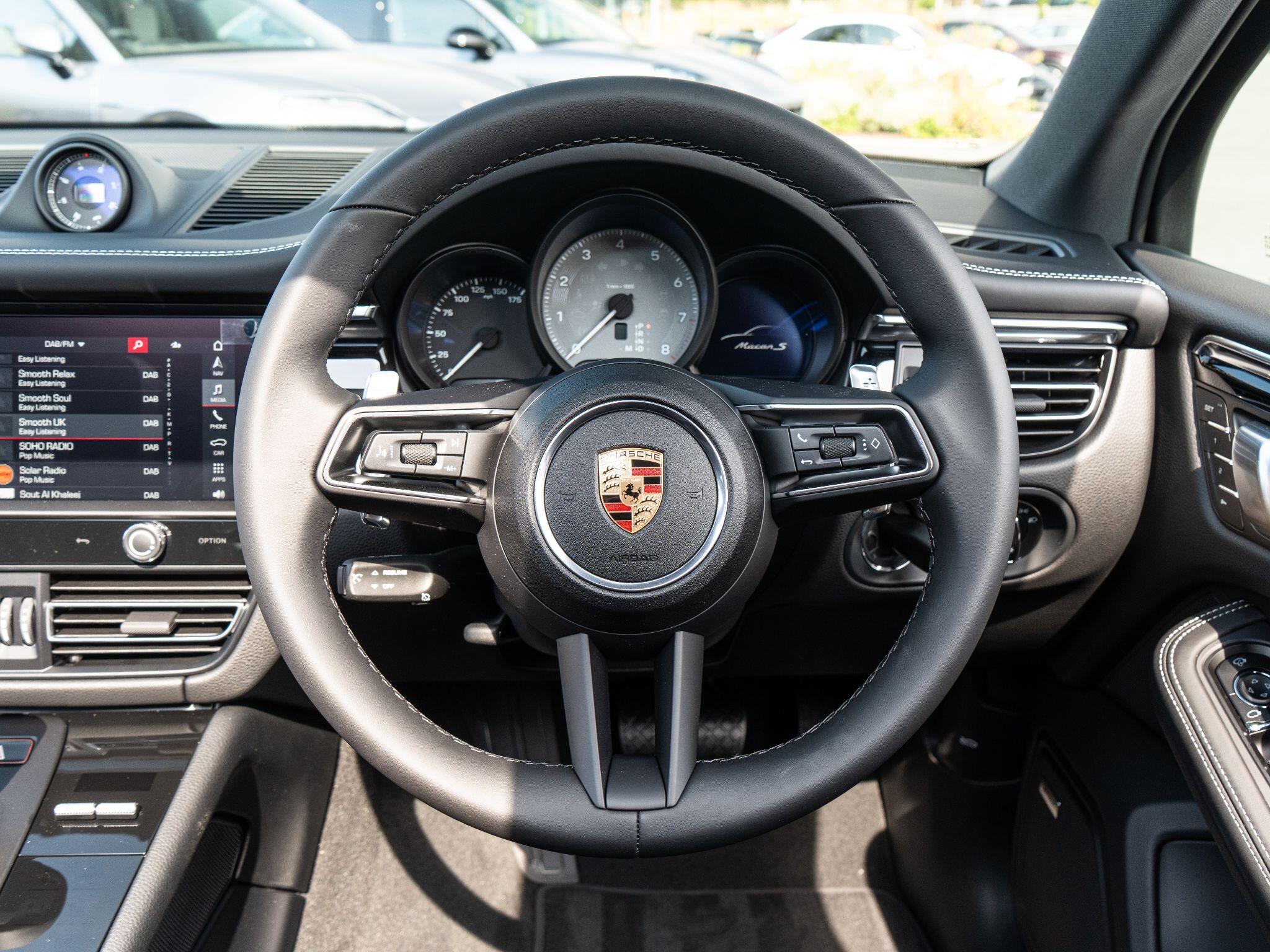 Porsche Macan view 31