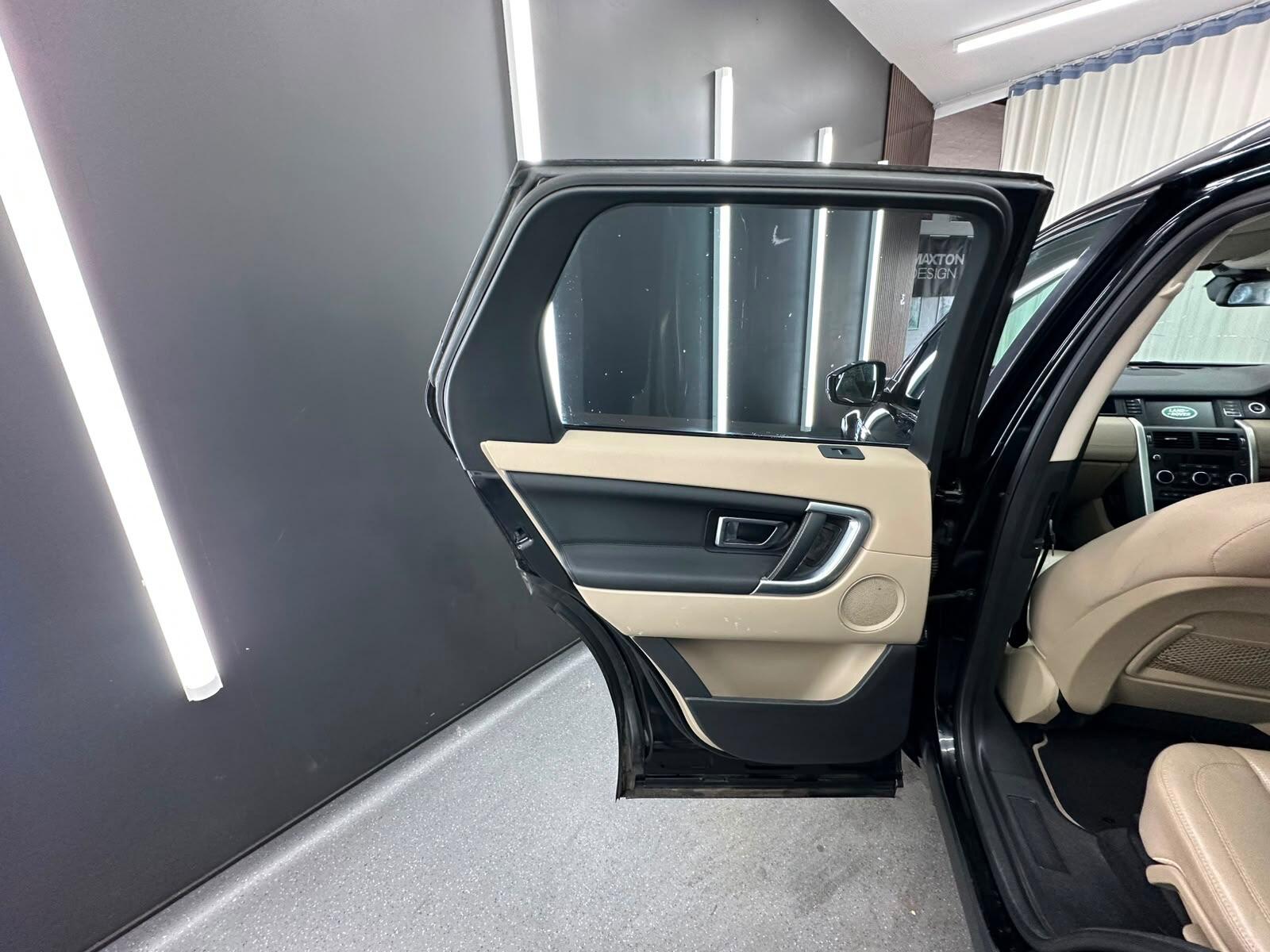 Land Rover Discovery Sport view 18
