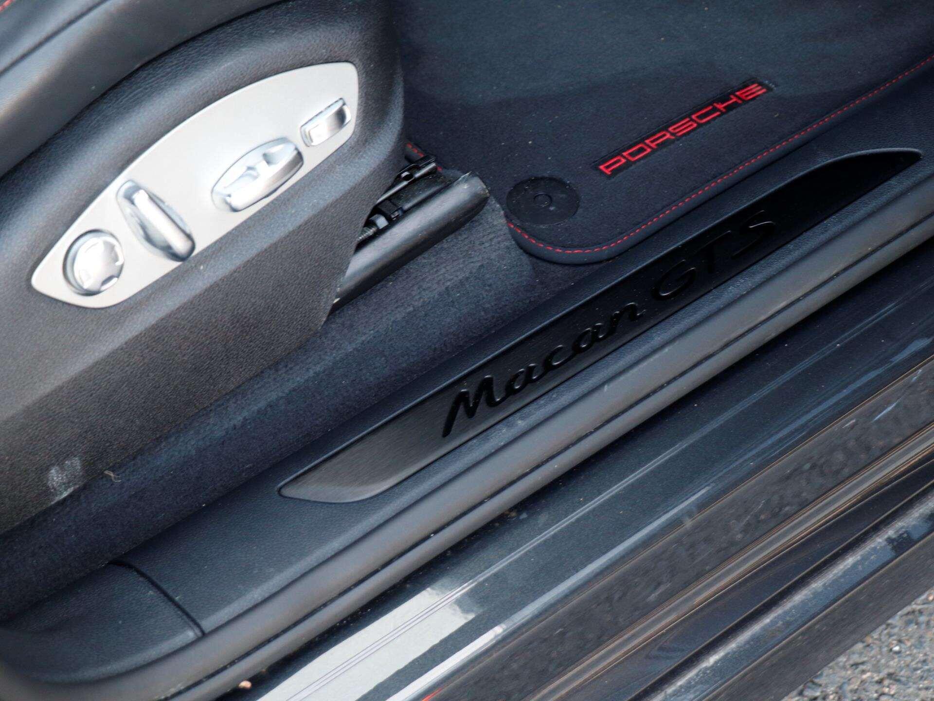 Porsche Macan view 25