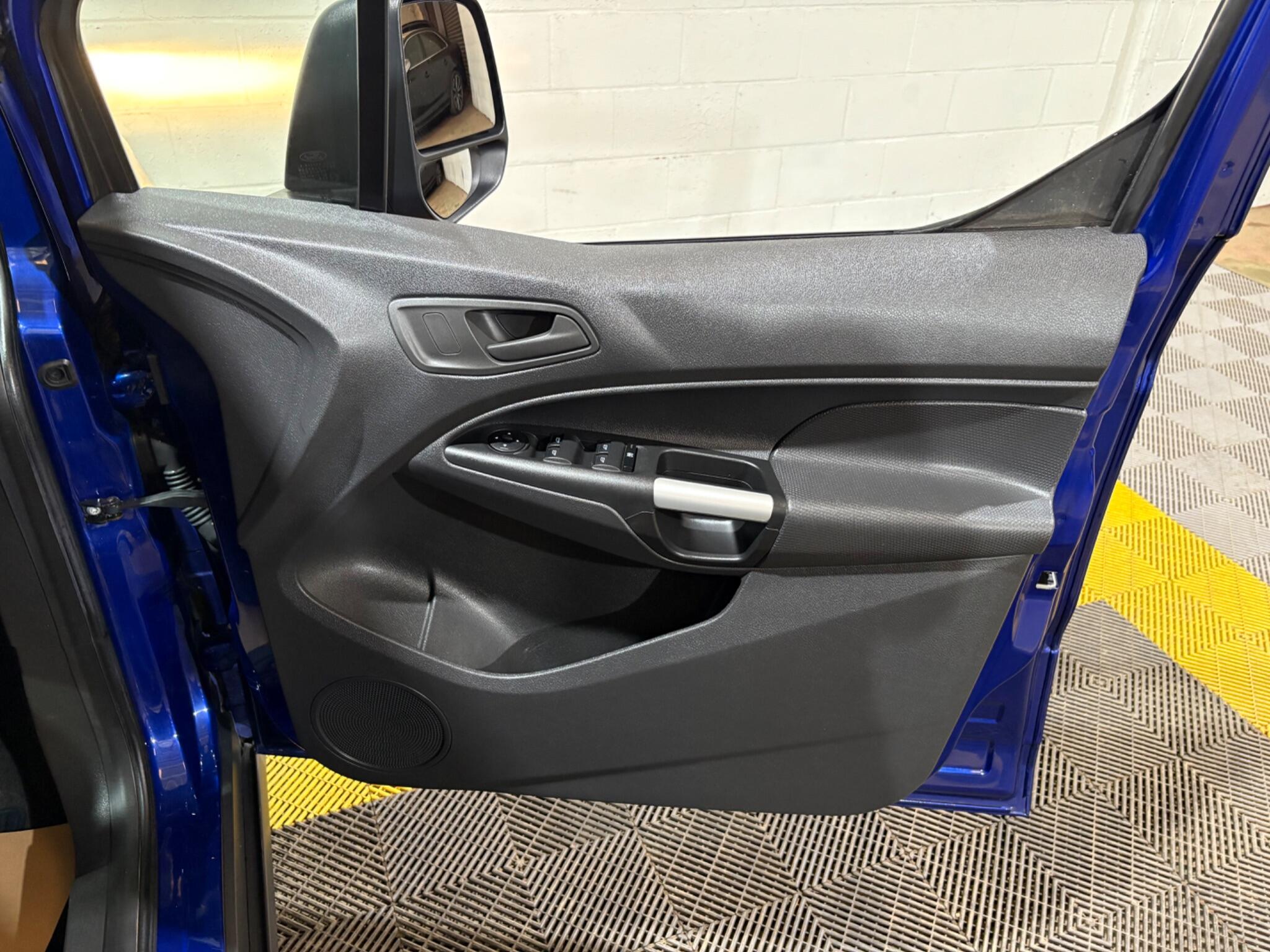 Ford Tourneo Connect view 42