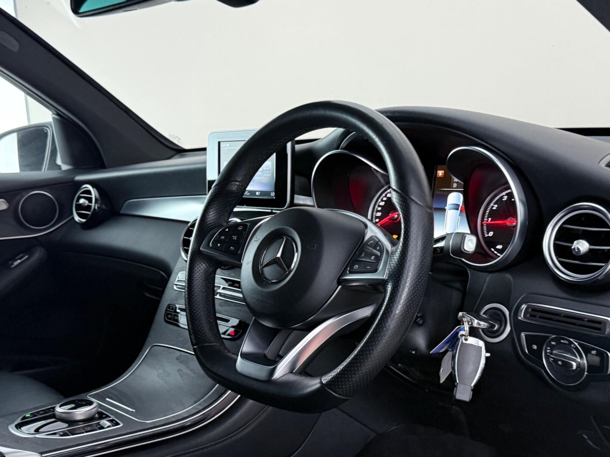 Mercedes-Benz GLC view 3