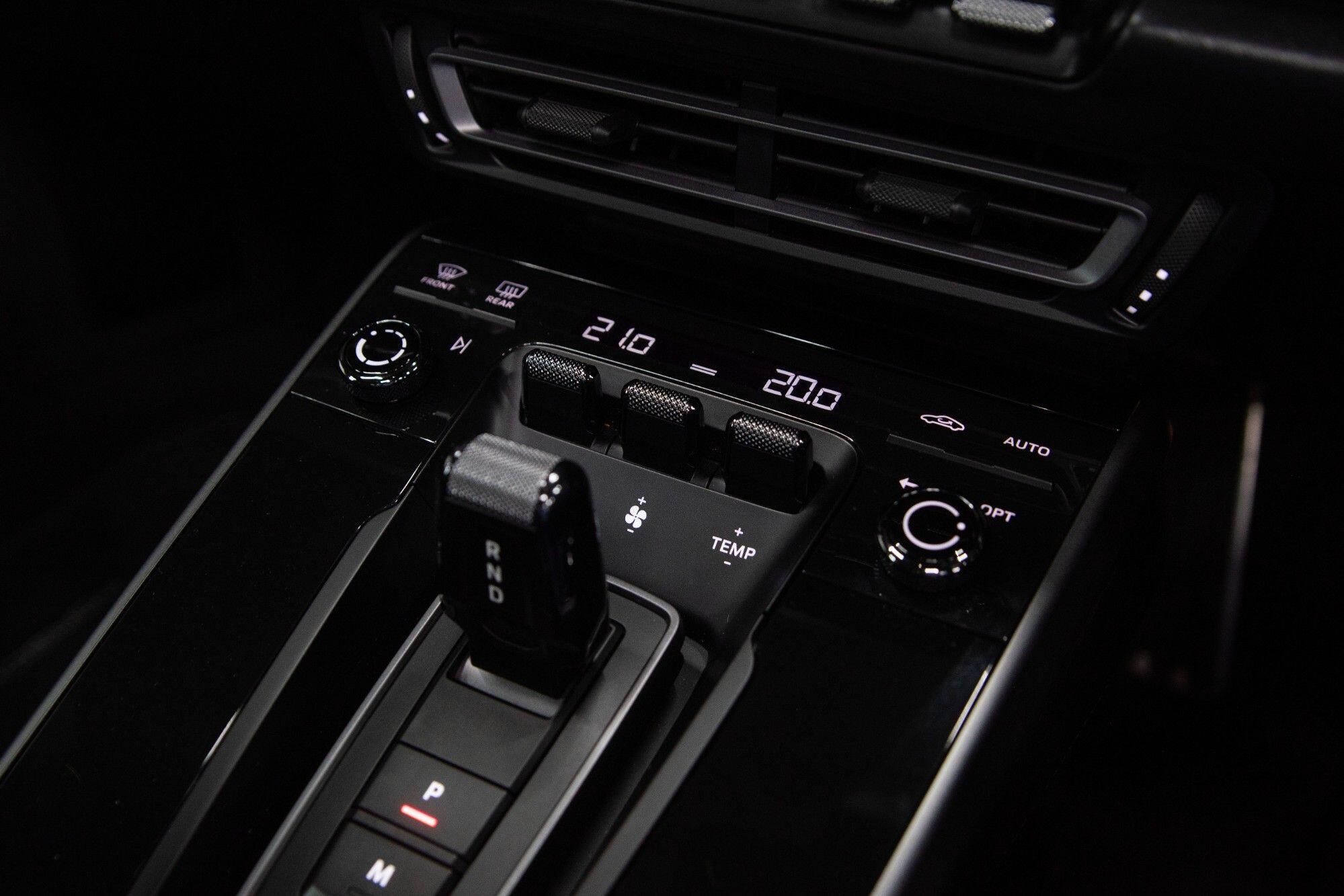 Porsche 911 view 32