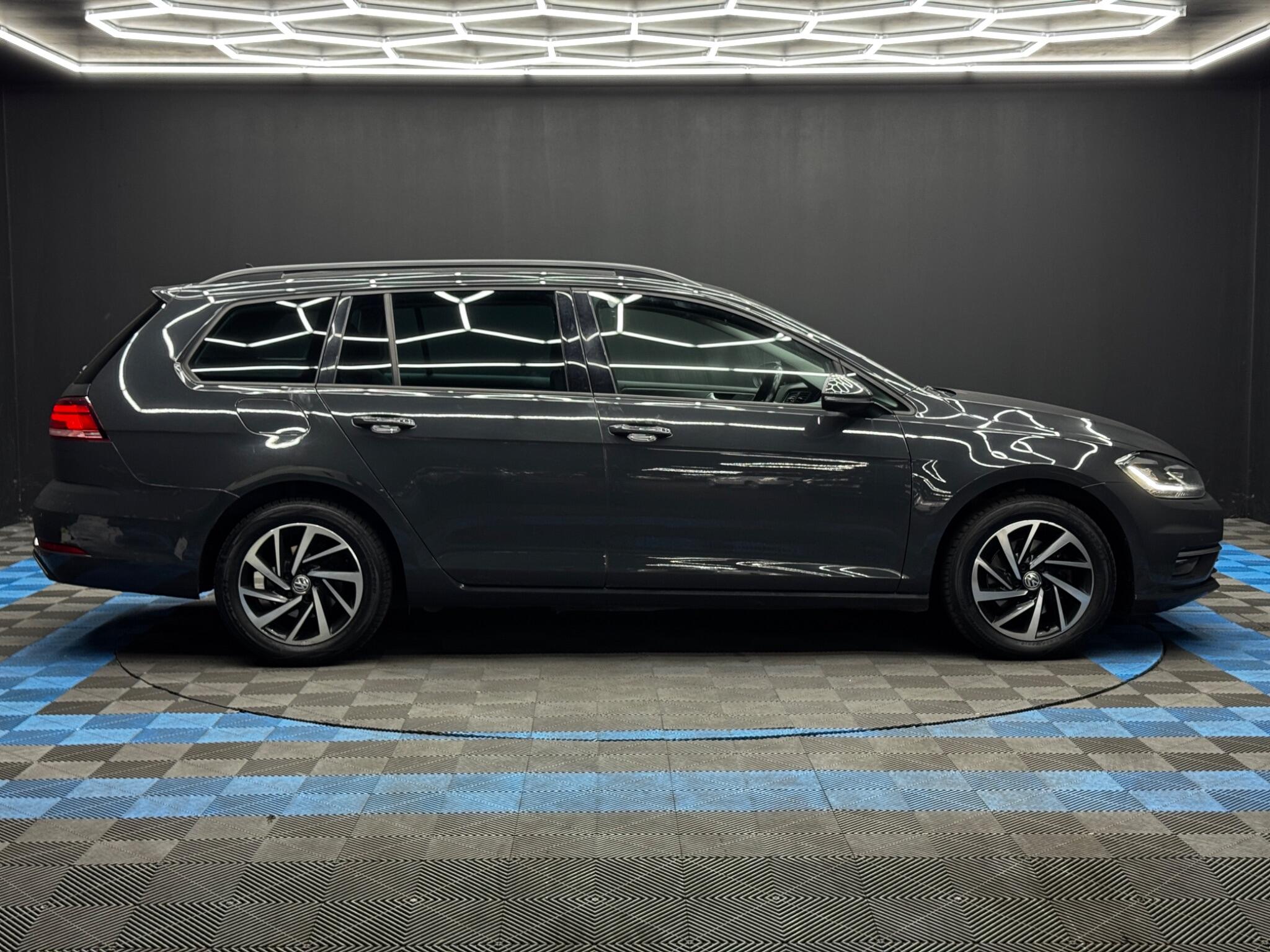 Volkswagen Golf view 4