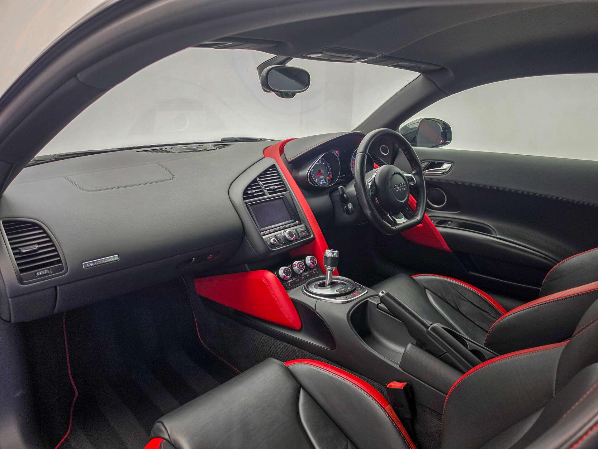 Audi R8 view 9