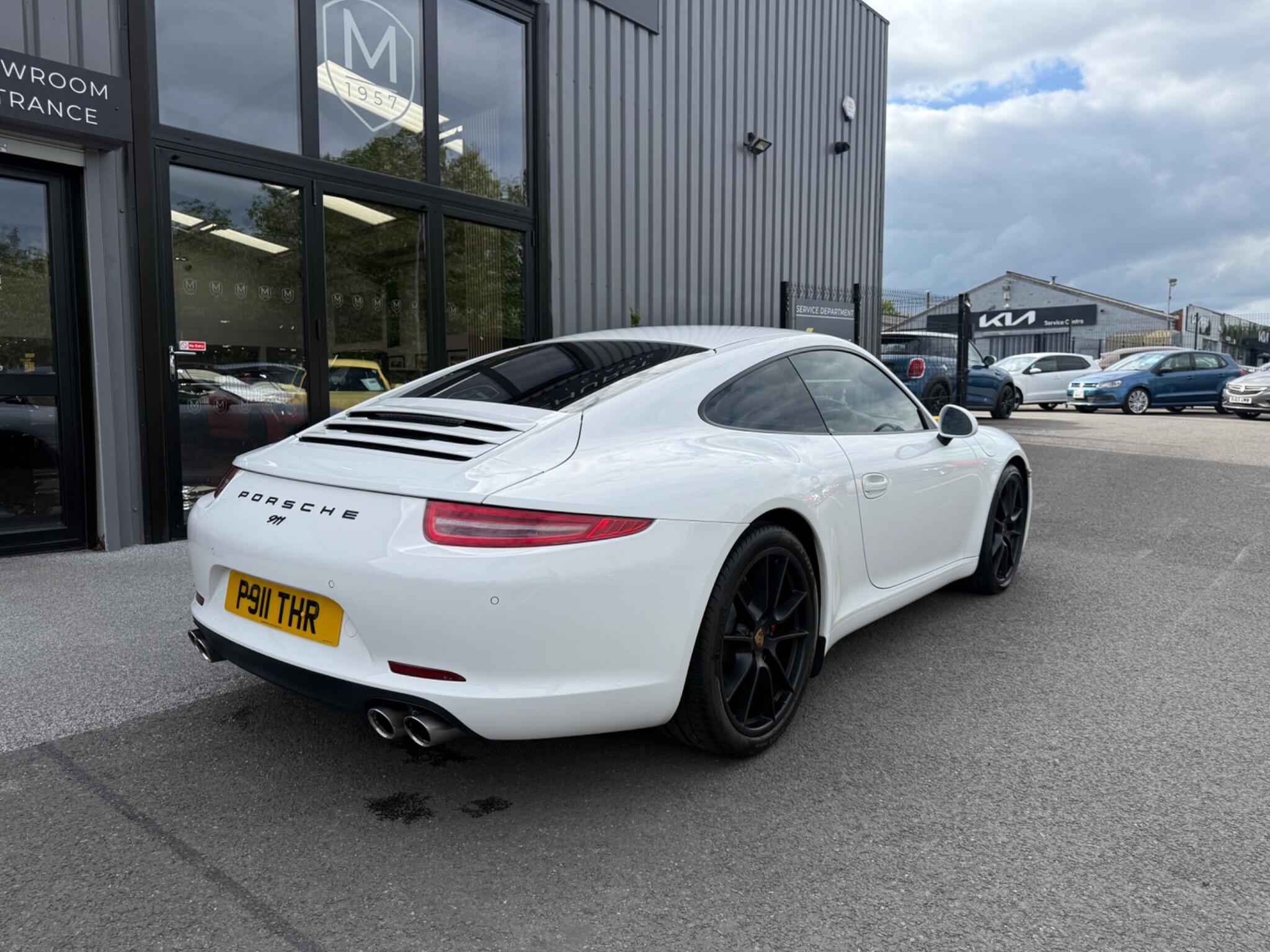 Porsche 911 view 7
