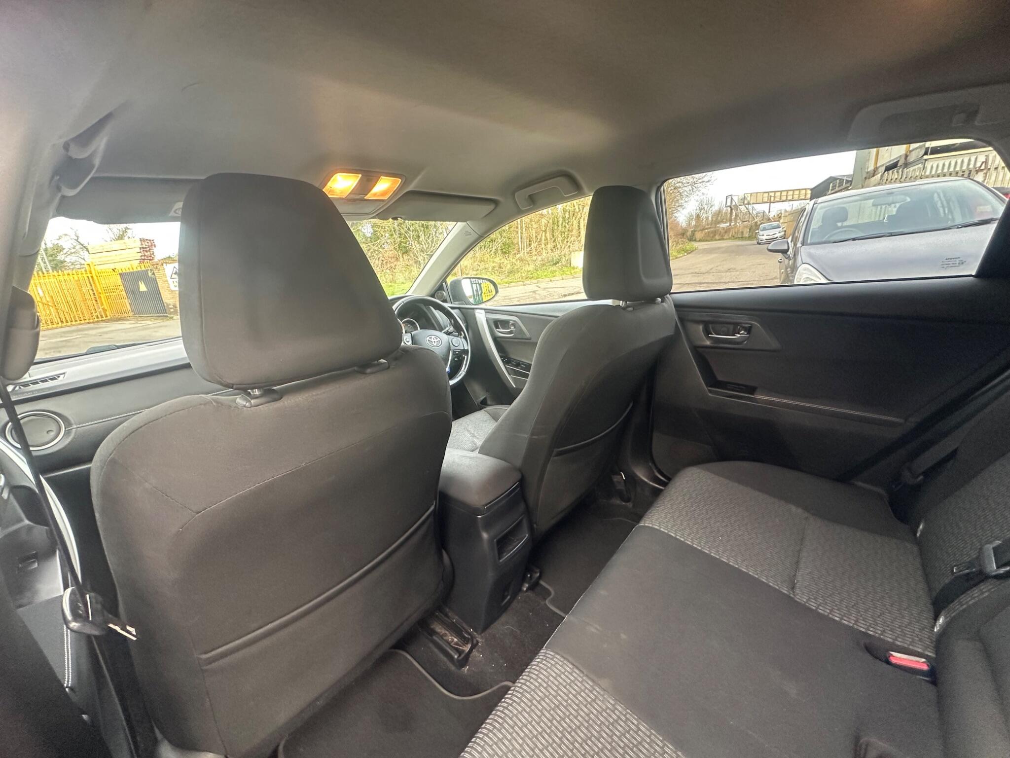 2014 Toyota Auris image 13