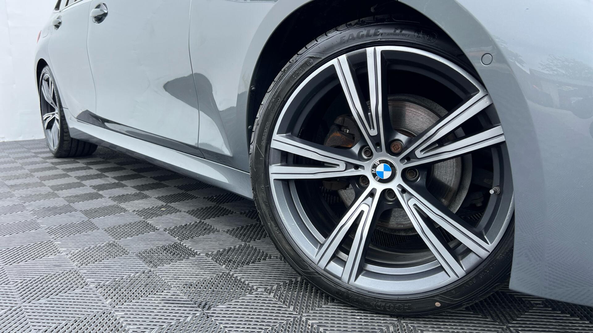 BMW 3 Series view 25