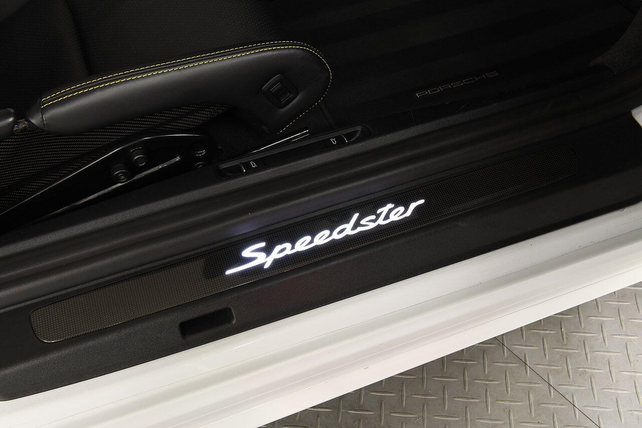 Porsche 911 view 26
