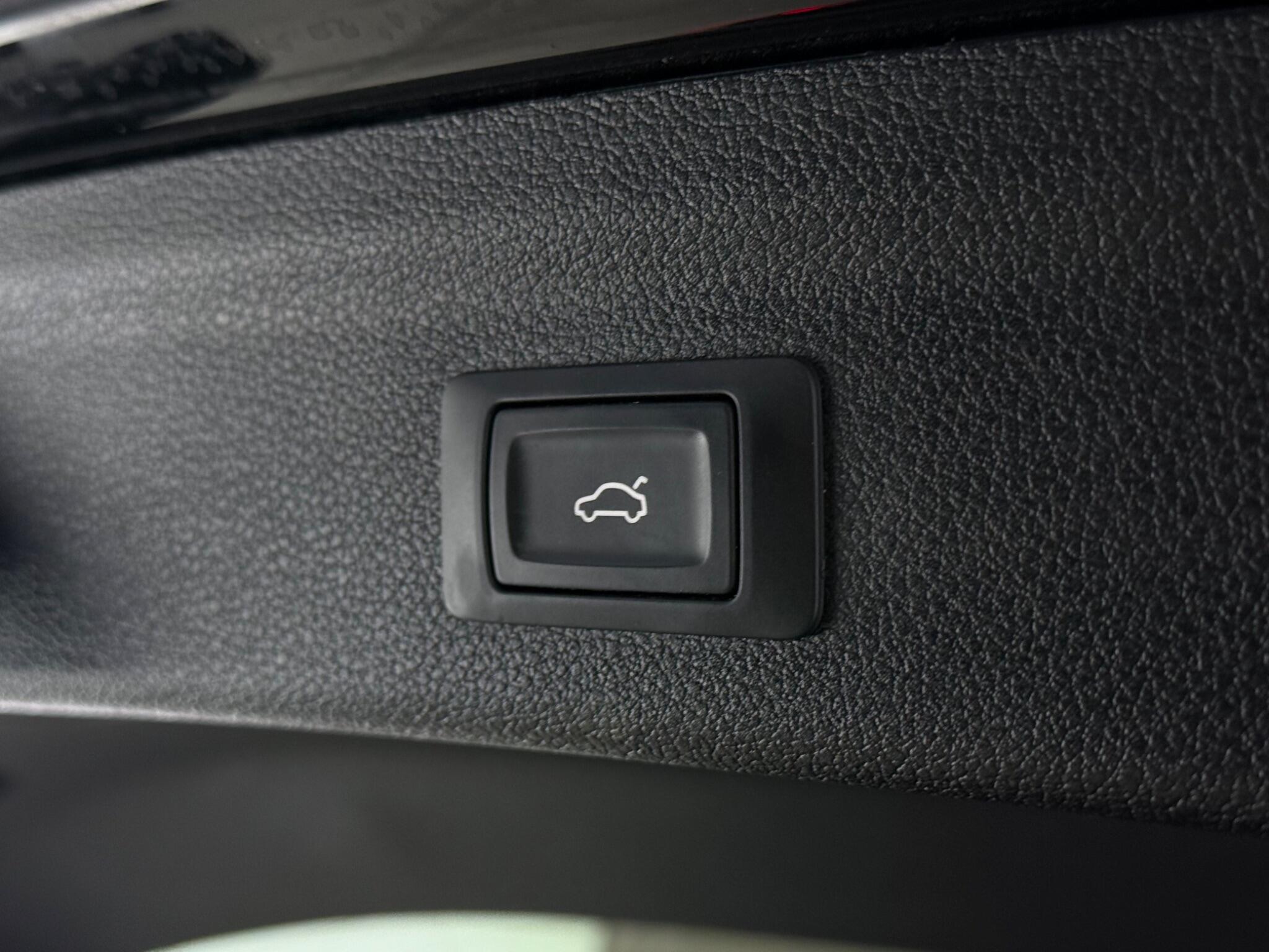 Audi Q3 view 11