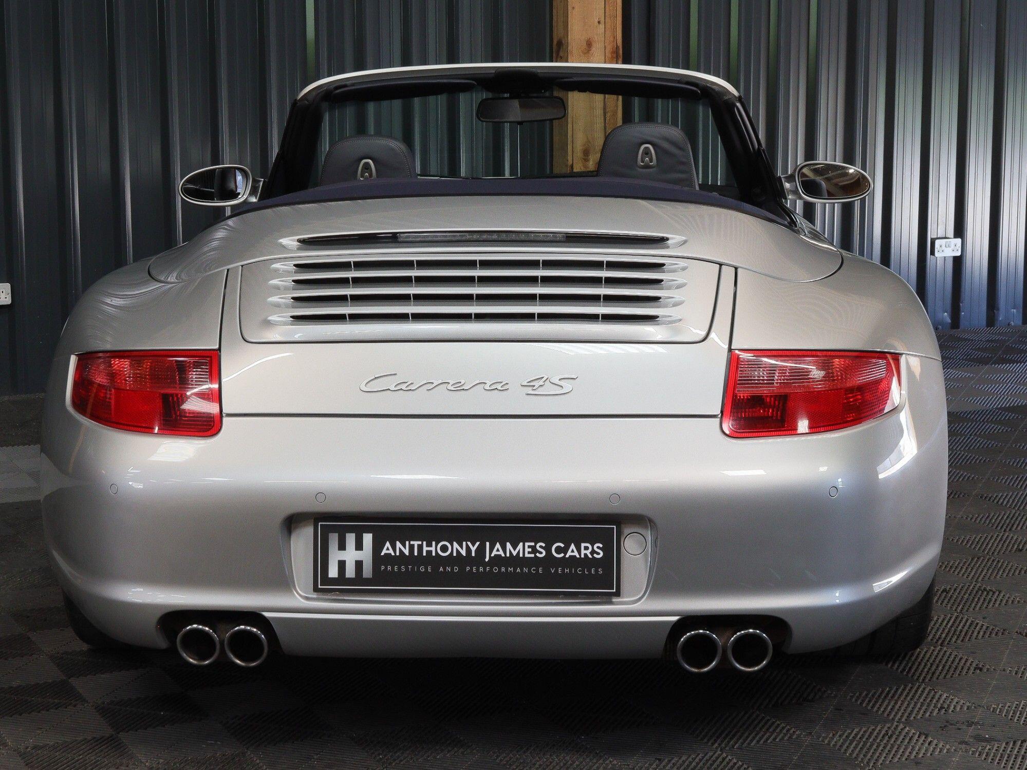 Porsche 911 view 7