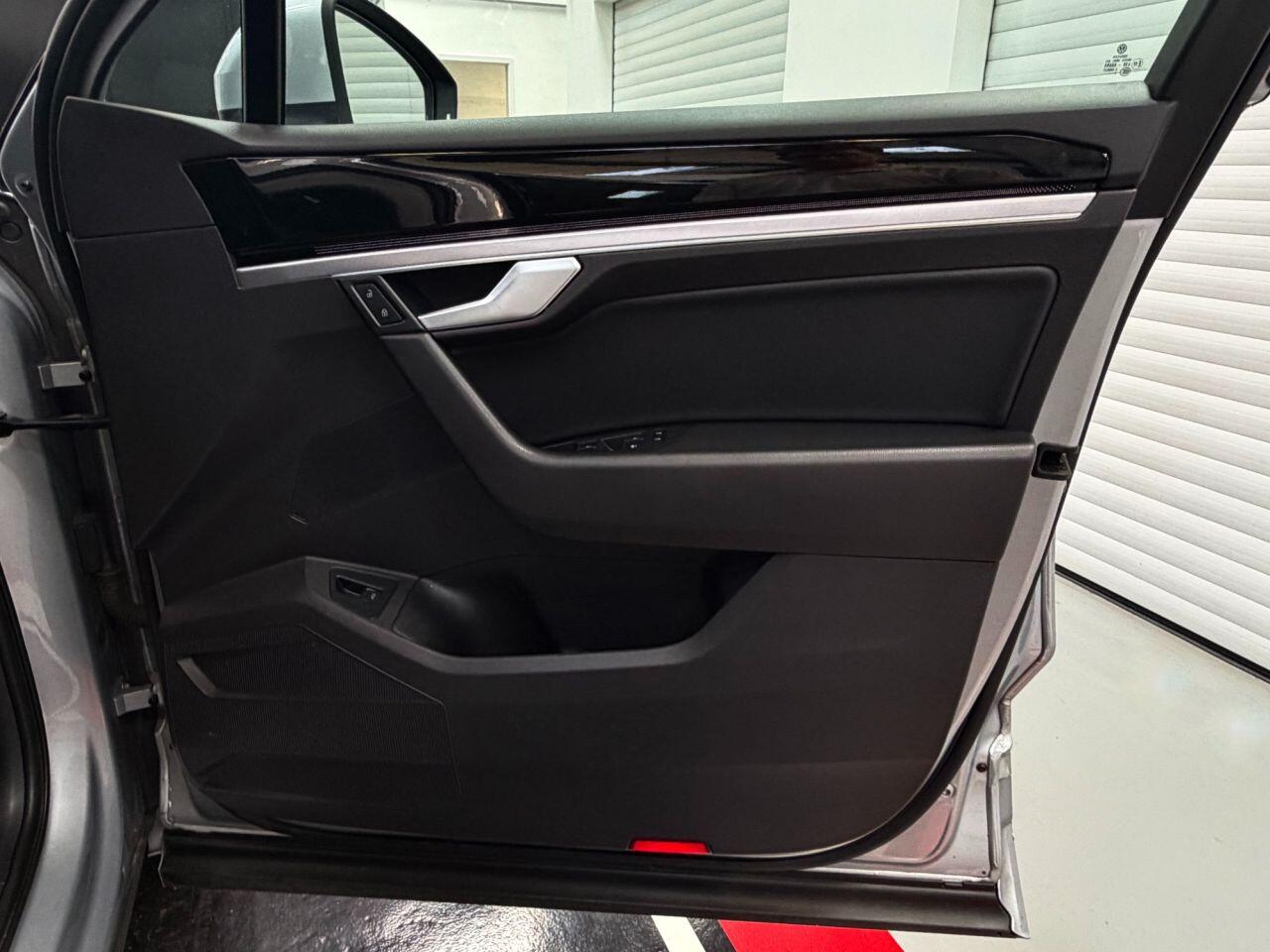 Volkswagen Touareg view 21