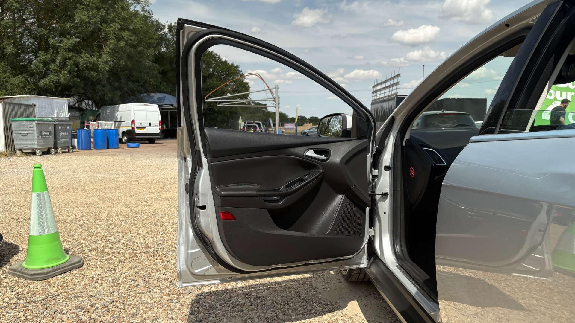 Ford Focus view 37