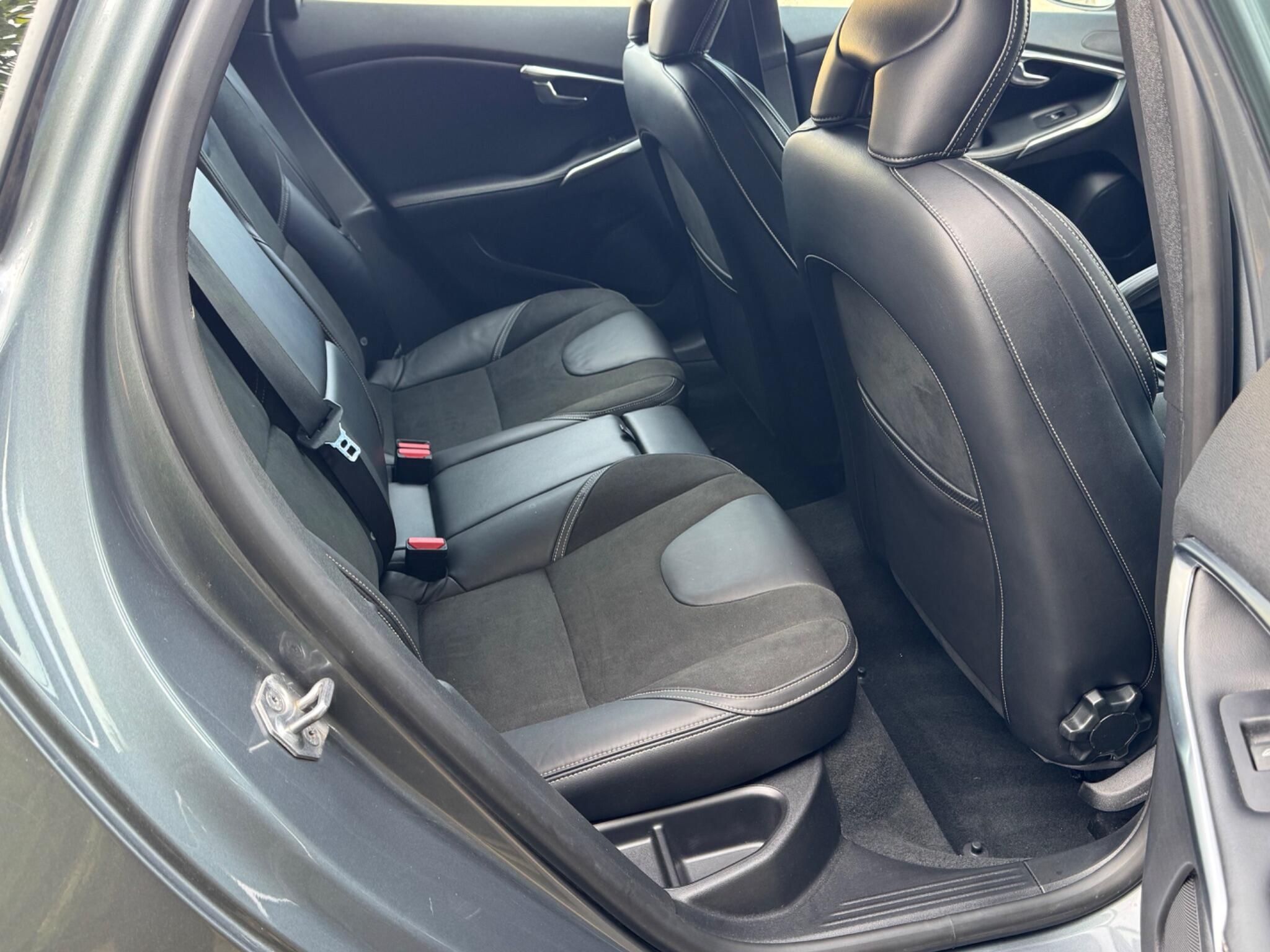 Volvo V40 view 22