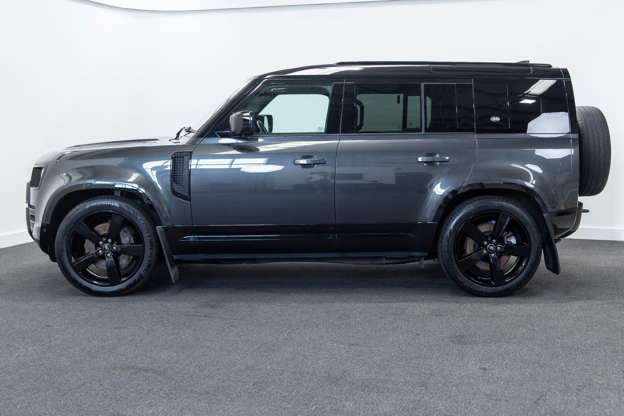Land Rover Defender 110 view 4