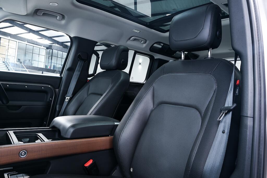 Land Rover Defender view 17