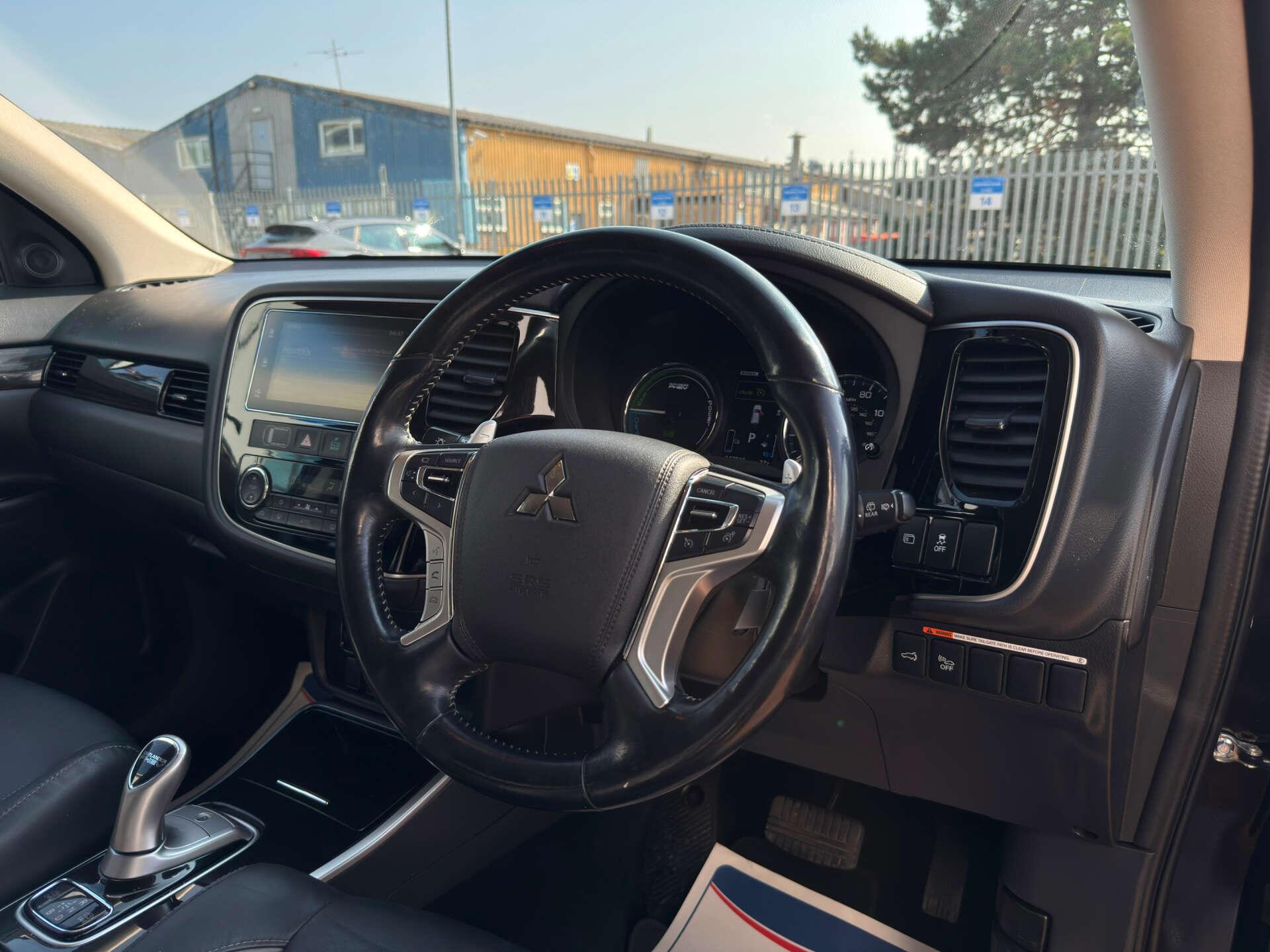Mitsubishi Outlander view 9