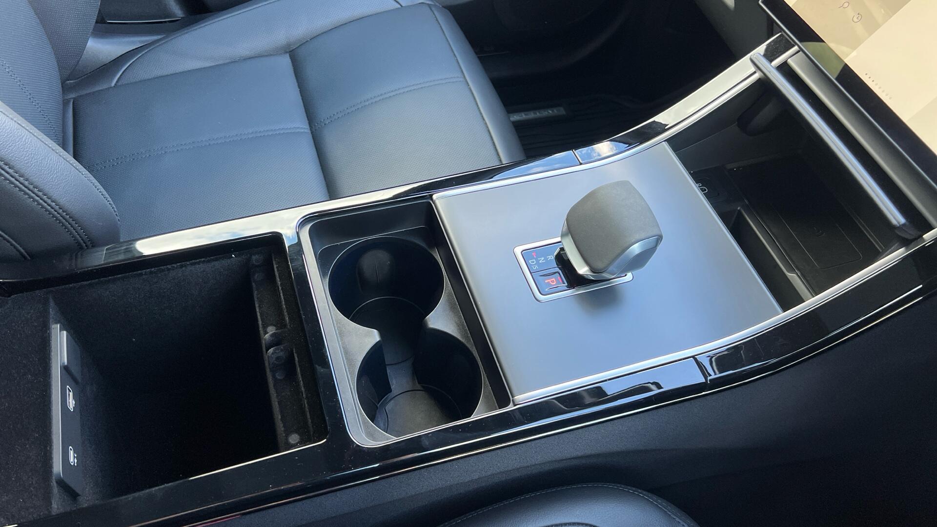 Land Rover Range Rover Velar view 33